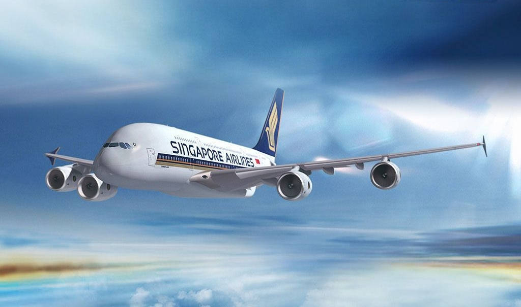 新加坡航空A380在雲層上方飛行，帶有彩虹光芒