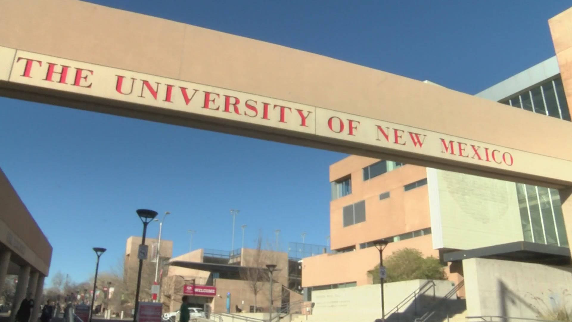 新墨西哥大學校園拱門在清澈藍天下，配以現代建築。