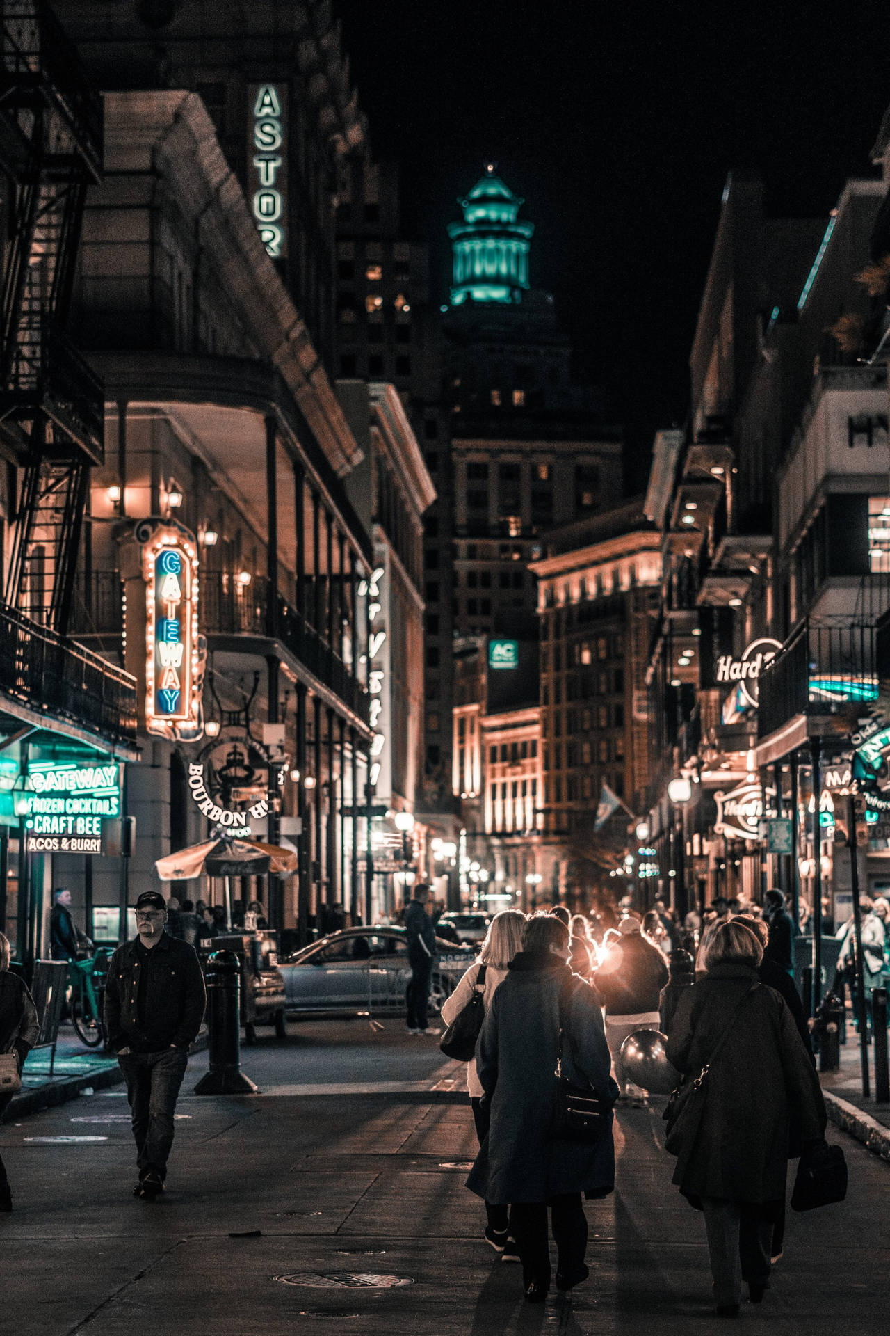 夜晚城市街道，閃爍霓虹燈招牌和行人行走。