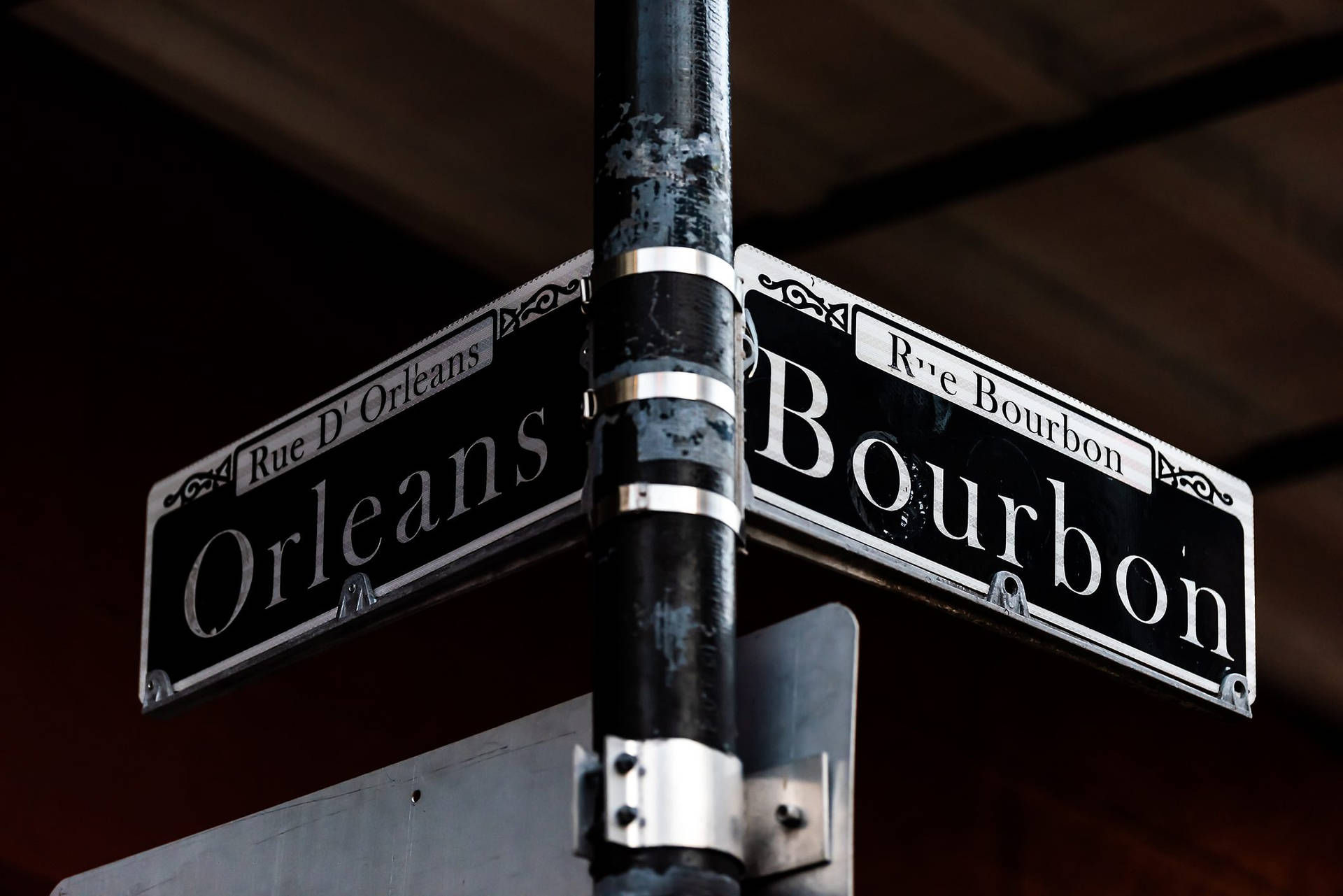 新奧爾良交匯處，風化嘅Bourbon街同Orleans街街牌。