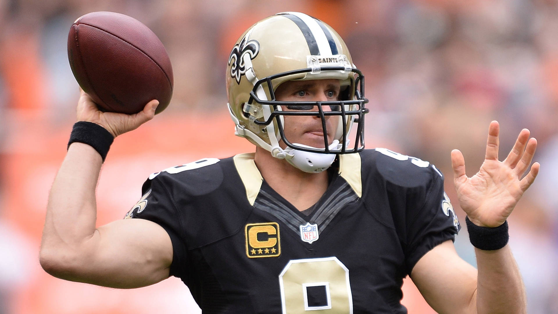 NFL四分衛德魯·布里斯身穿聖徒隊球衣，在比賽中準備投擲橄欖球。