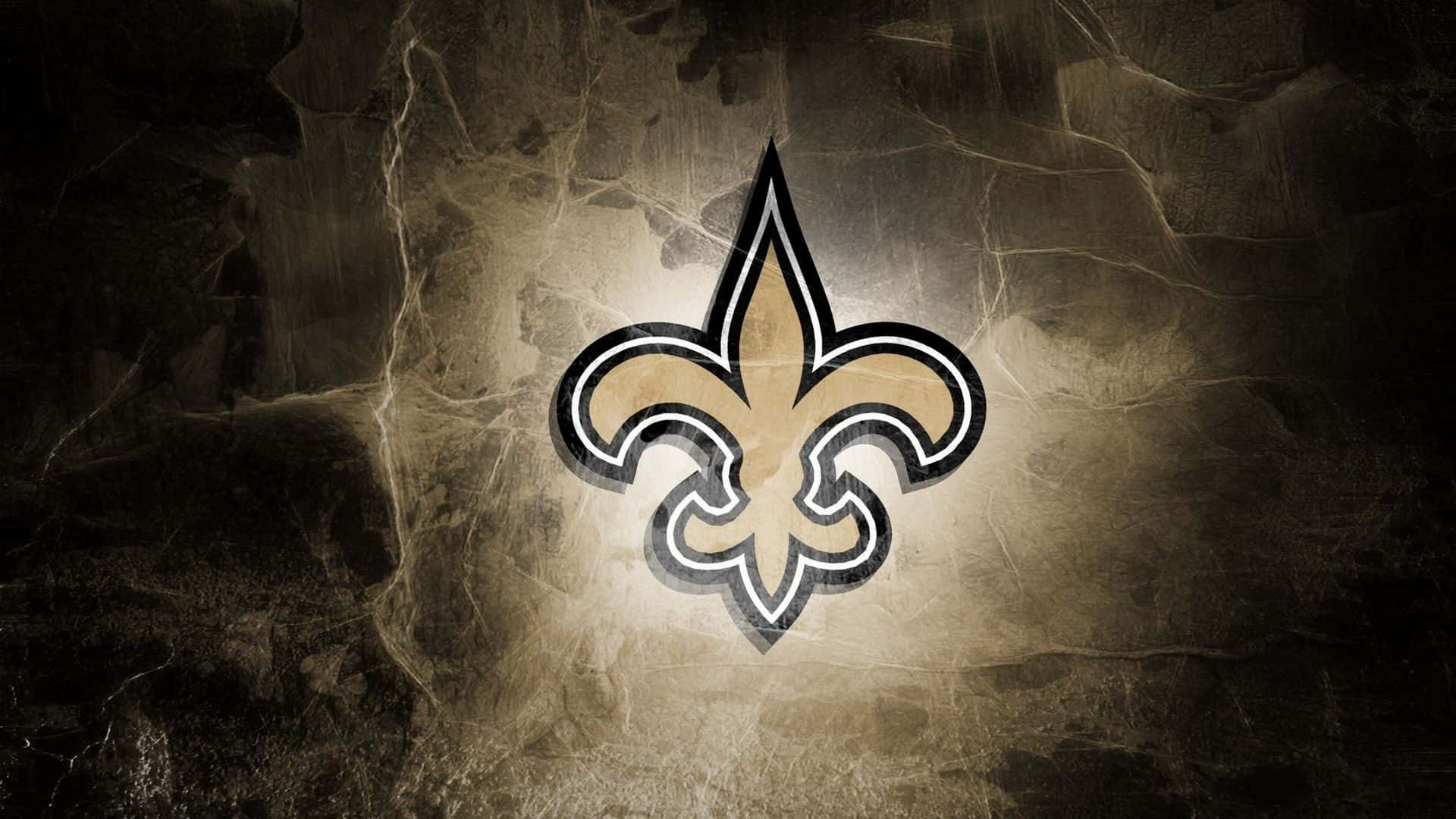 新奧爾良聖徒隊準備迎戰NFL賽季 壁紙 — 一個發光的金色和黑色百合花徽章，居中在一個有裂紋、紋理的石頭背景上，帶有戲劇性的燈光。