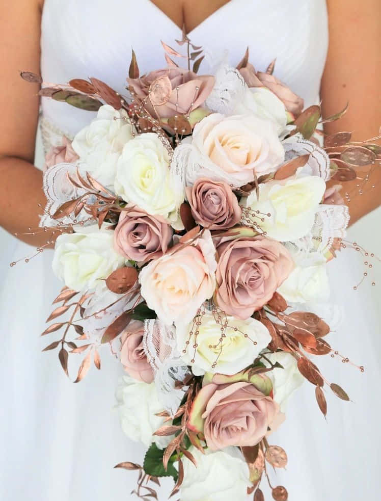Roses Wedding 桌布 壁紙 — 新娘手持一束由淡粉紅和象牙白玫瑰組成的瀑布式花束，點綴著銅色葉子和精緻蕾絲。