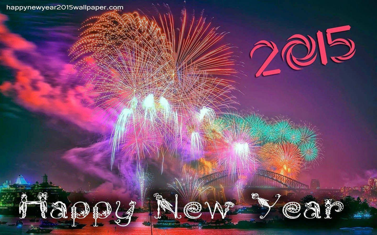 煙花在城市天際線上綻放，慶祝2015年新年，下方有橋樑和水面。