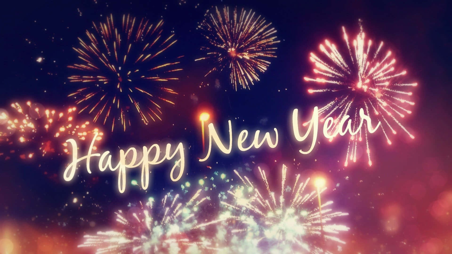 煙火在發光的Happy New Year文字上方爆炸。