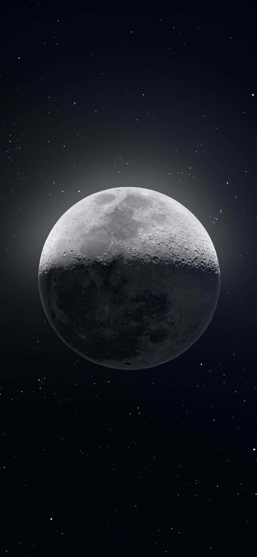 滿月帶有隕石坑，襯托著繁星點點的夜空。