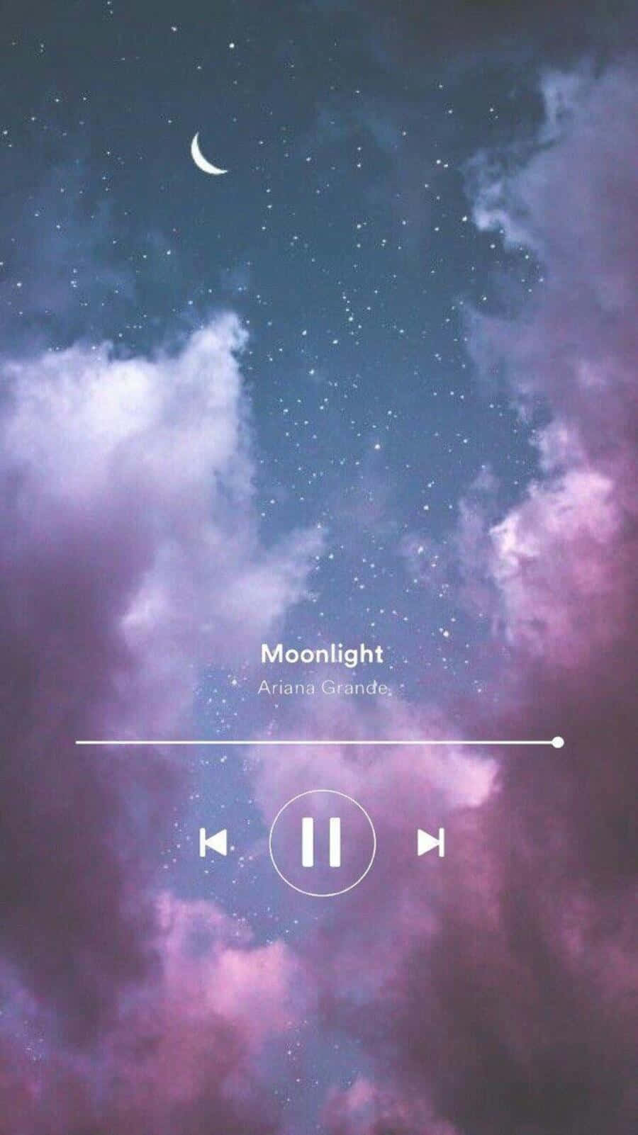 Aesthetic Ariana Grande 桌布 壁紙 — 新月和星星在紫色和藍色的雲層上方閃耀，並帶有音樂播放器疊加層。
