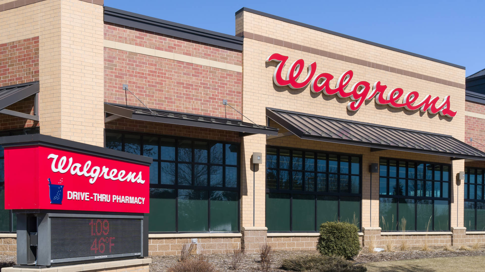 Walgreens藥房建築，附有得來速標誌和溫度顯示屏