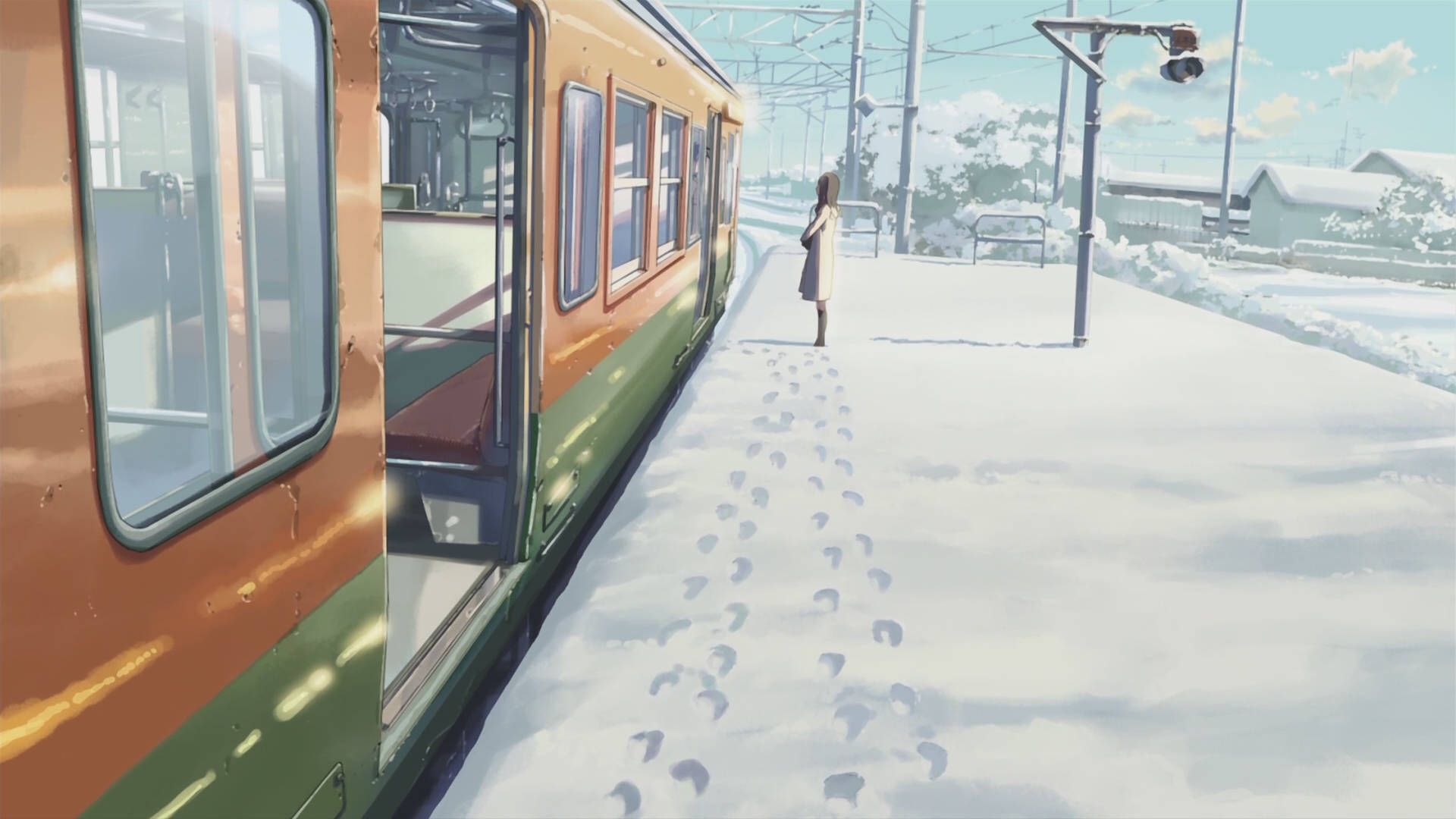 新海誠《5厘米/秒》雪景火車站 壁紙 — 一個穿著外套的孤獨女孩站在被雪覆蓋的火車月台上，旁邊是一列橙色和綠色的火車，腳印通向她的方向。