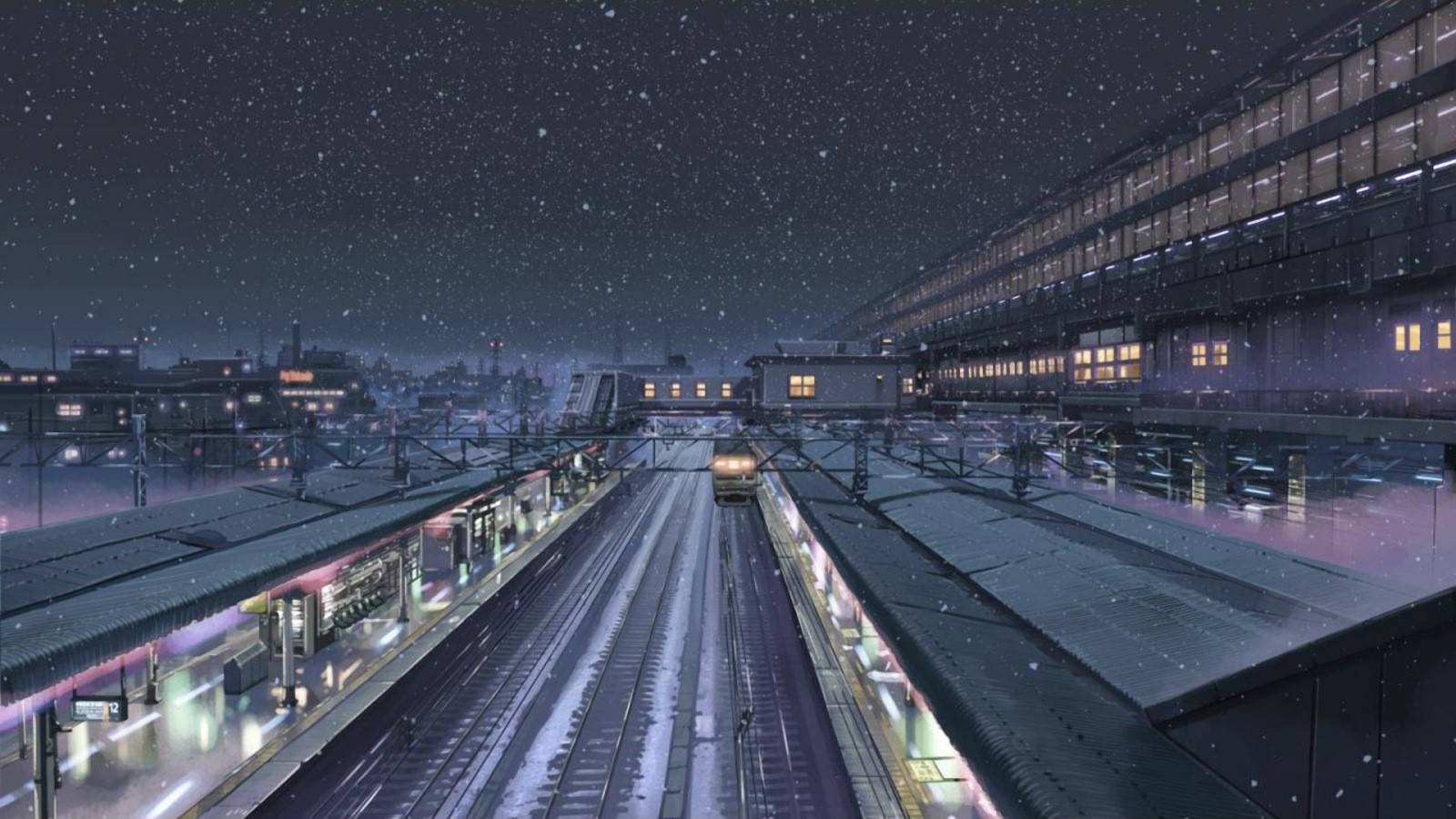 新海誠《5厘米的距離》岩船車站 壁紙 — 一場雪覆蓋了夜晚寧靜的火車站，一列火車在星空下沿著中央軌道滑行。
