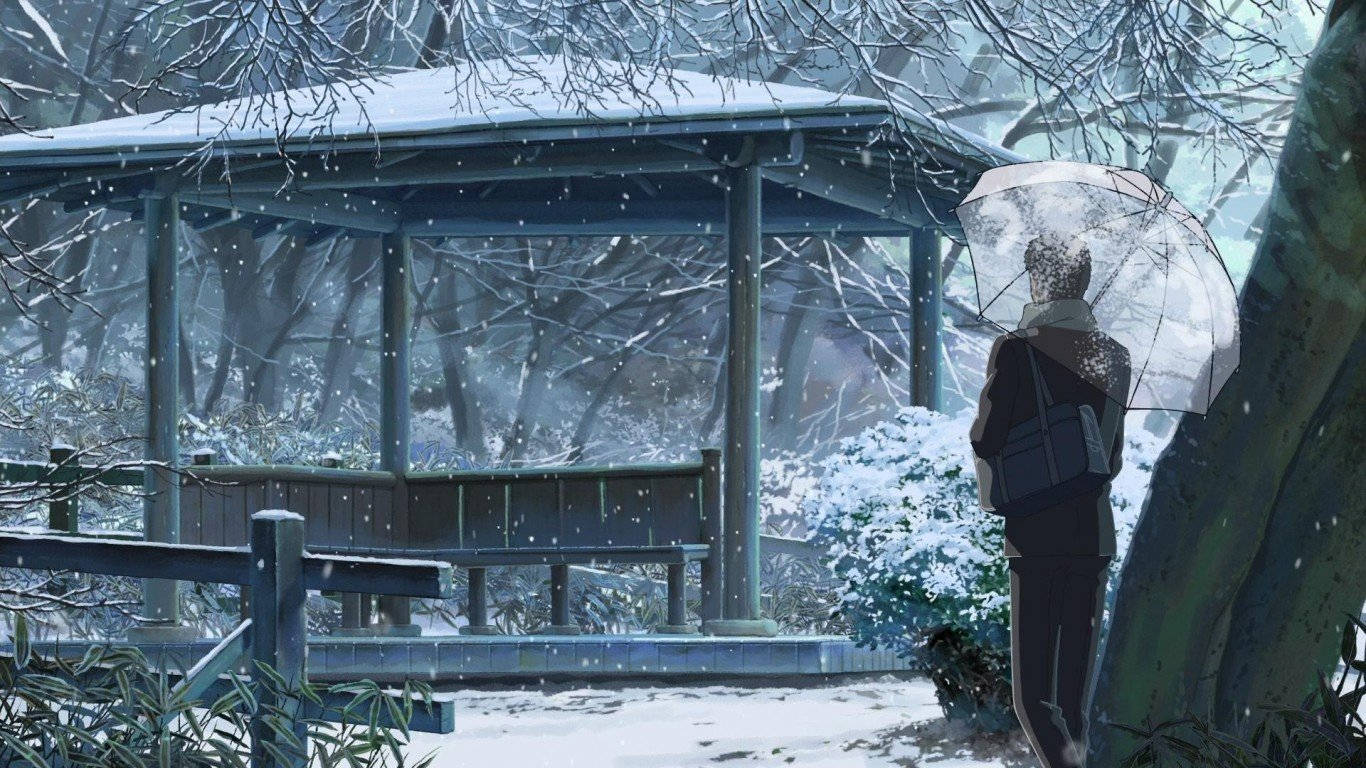 新海誠《言葉之庭》冬季風景 壁紙 — 一個孤獨的身影撐著雨傘，站在白雪覆蓋的涼亭旁，身處飄雪的寧靜冬日森林中。