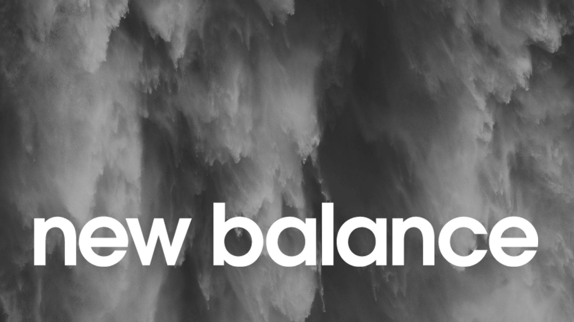 新百倫極簡灰階字體 壁紙 — 大膽的白色New Balance標誌置中於戲劇性的灰階抽象煙霧背景上。