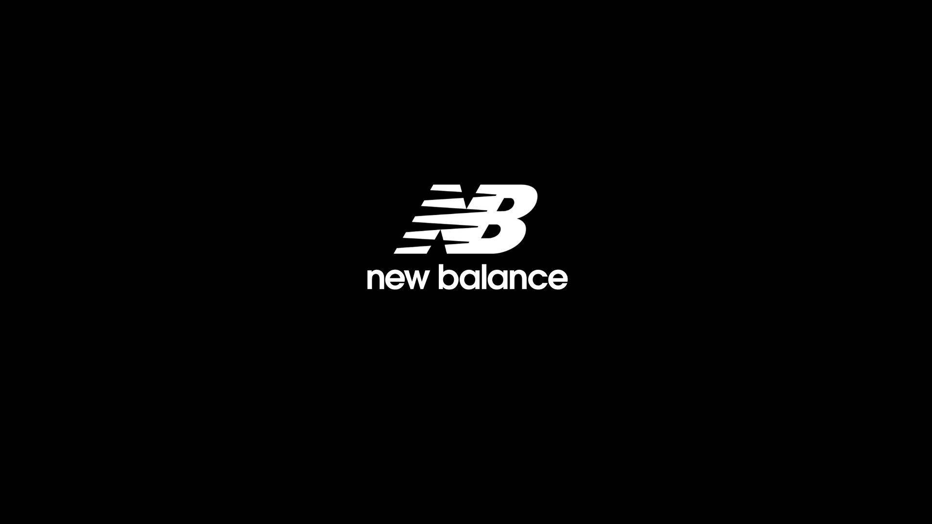 新百倫經典NB標誌 壁紙 — 白色 New Balance 標誌居中放在純黑色背景上，搭配簡潔極簡的字體設計。