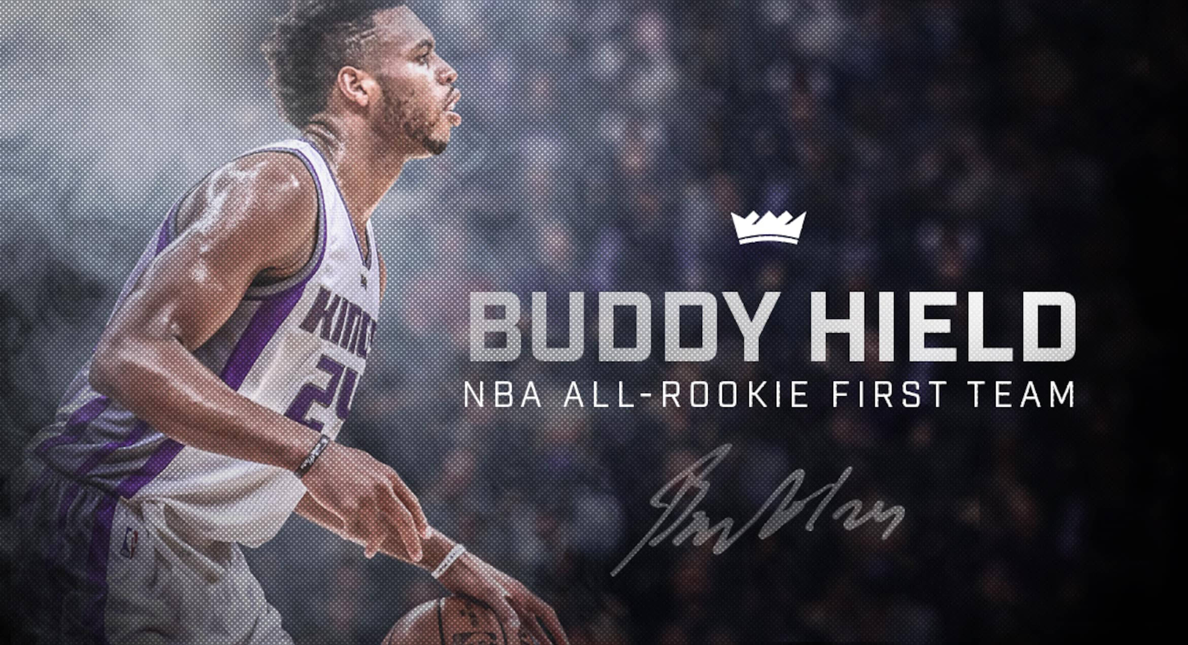 新秀布迪·希爾德數位封面 壁紙 — Buddy Hield 身穿薩克拉門托帝王隊球衣運球，帶有「NBA All-Rookie First Team」文字和皇冠圖案。
