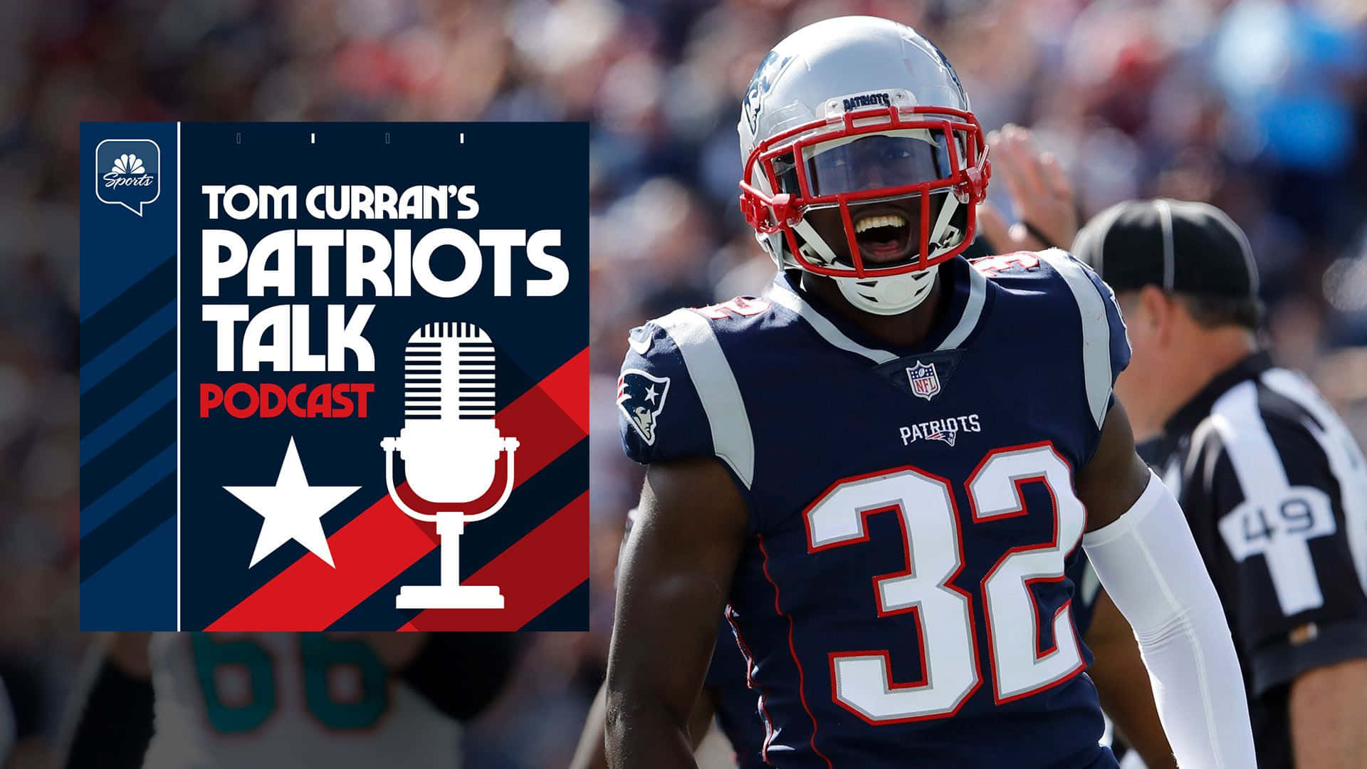 Devin Mccourty 桌布 壁紙 — 新英格蘭愛國者隊32號美式足球員身穿藍色球衣及紅色頭盔，在球場上與播客標誌旁慶祝。