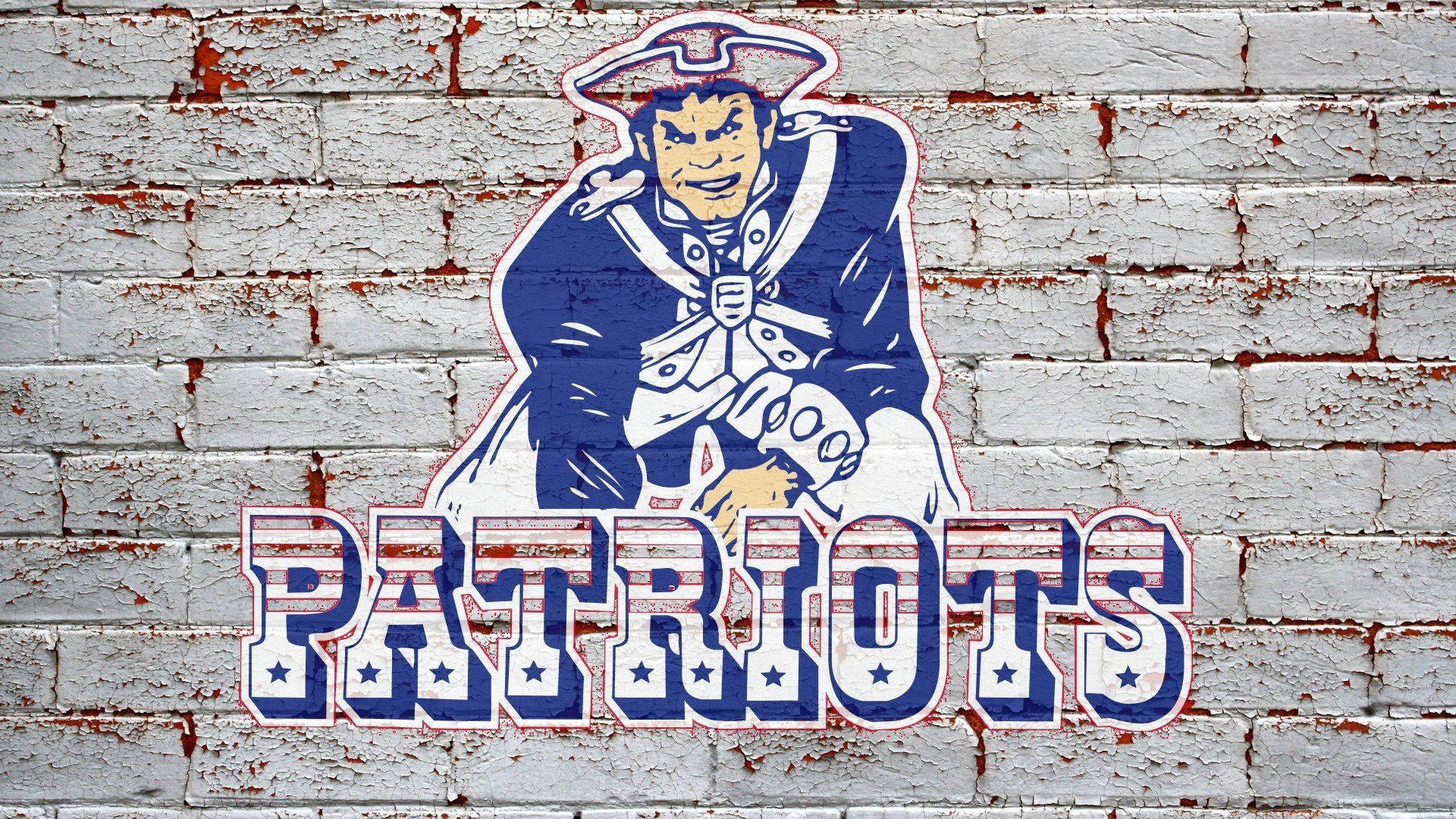 Patriots運動隊標誌繪在帶有紅色鏽跡的風化磚牆上。
