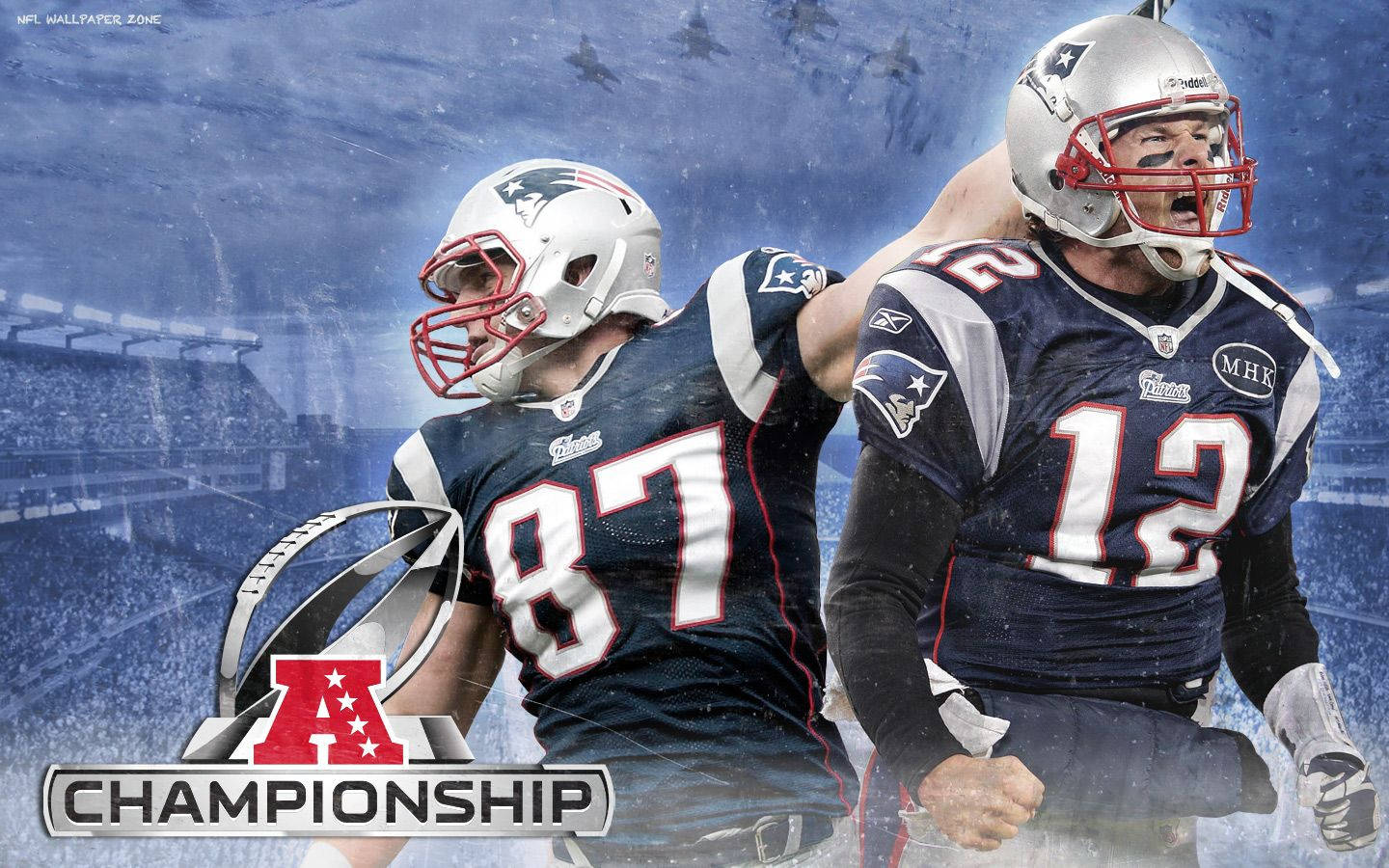 兩名身穿愛國者隊球衣的美式足球運動員在雪地體育場慶祝勝利。