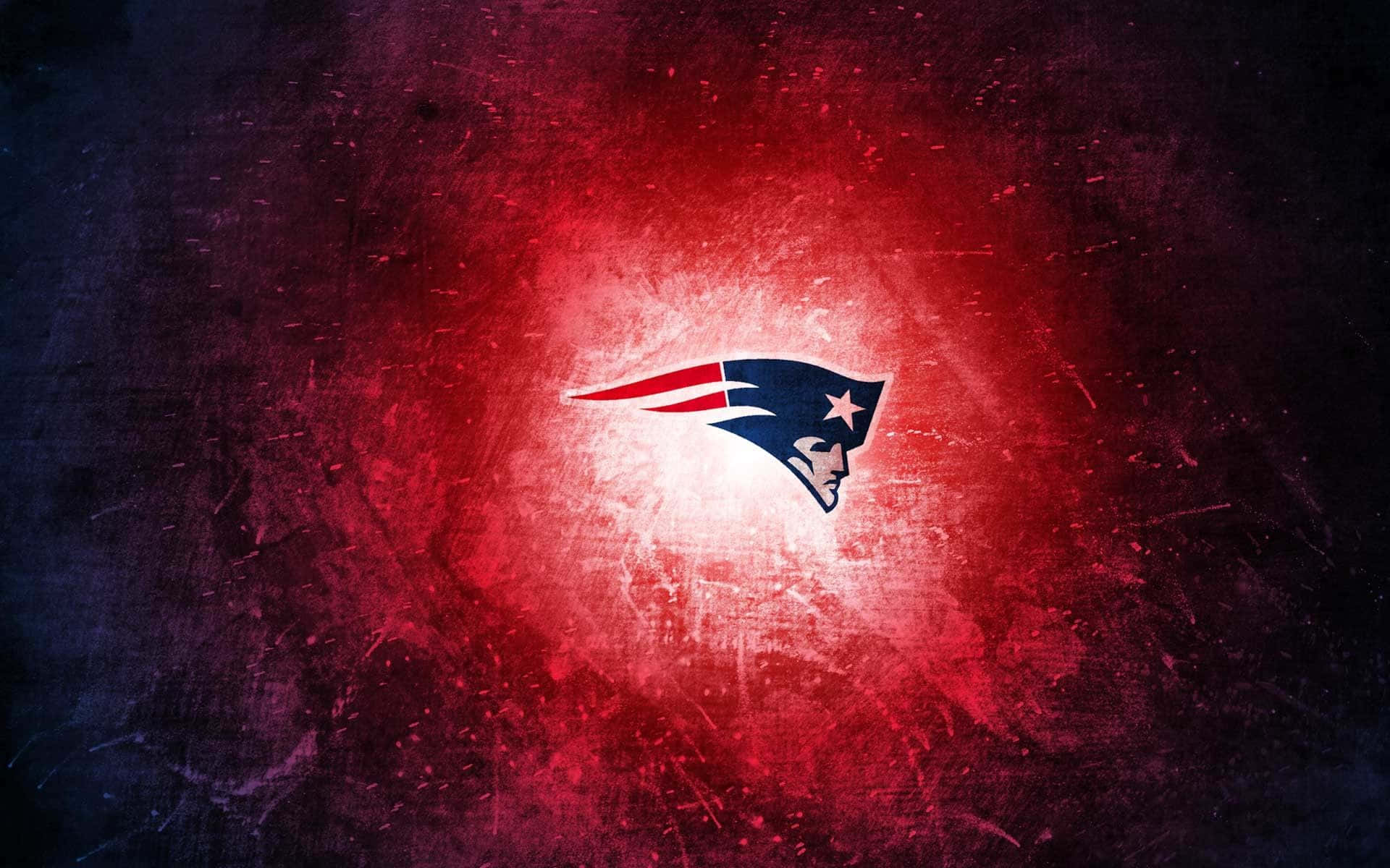 Patriots 桌布 壁紙 — 新英格蘭愛國者隊標誌在帶有藍色和紫色點綴的深色紋理背景上發出紅光。