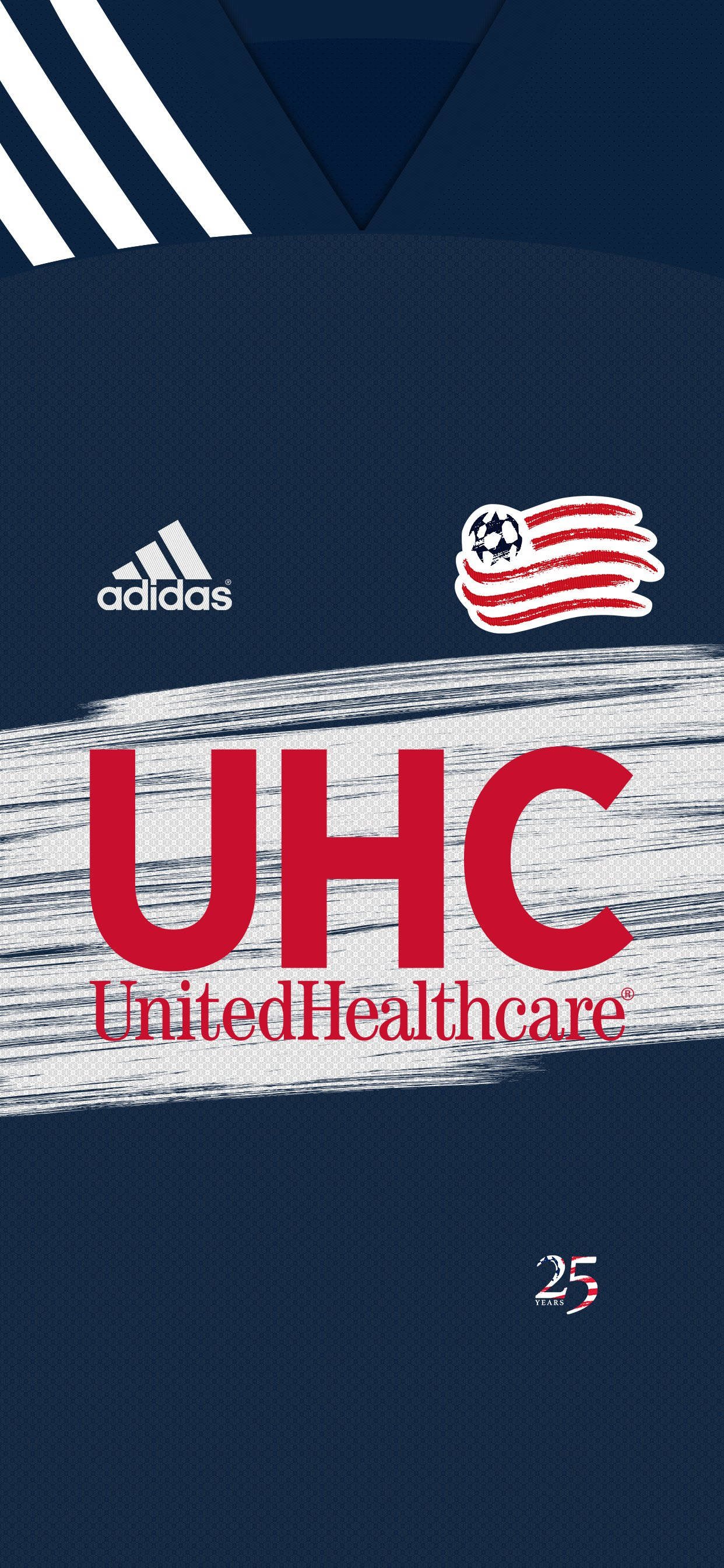 新英格蘭革命隊 UHC 設計 壁紙 — 海軍藍色足球球衣特寫，帶有白色條紋、紅色 UHC UnitedHealthcare 標誌和 adidas 品牌標識。