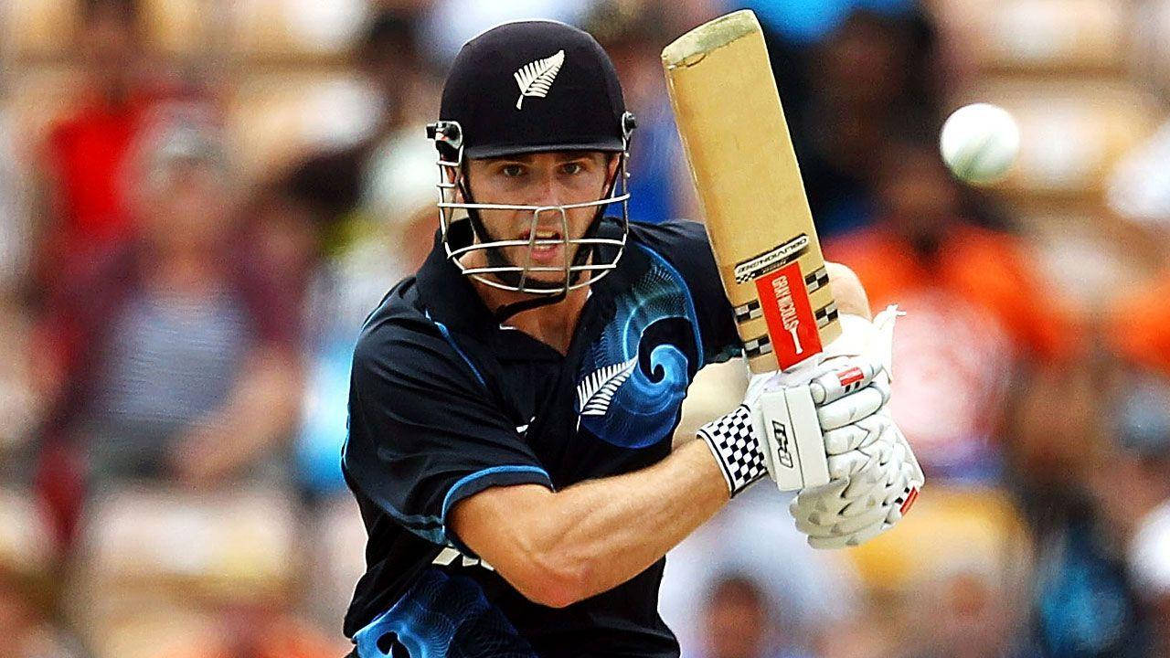 新西蘭 Kane Williamson 壁紙 — 一位專注的新西蘭板球擊球手，身穿黑色裝備，在日間比賽中揮動球棒擊打白色球。