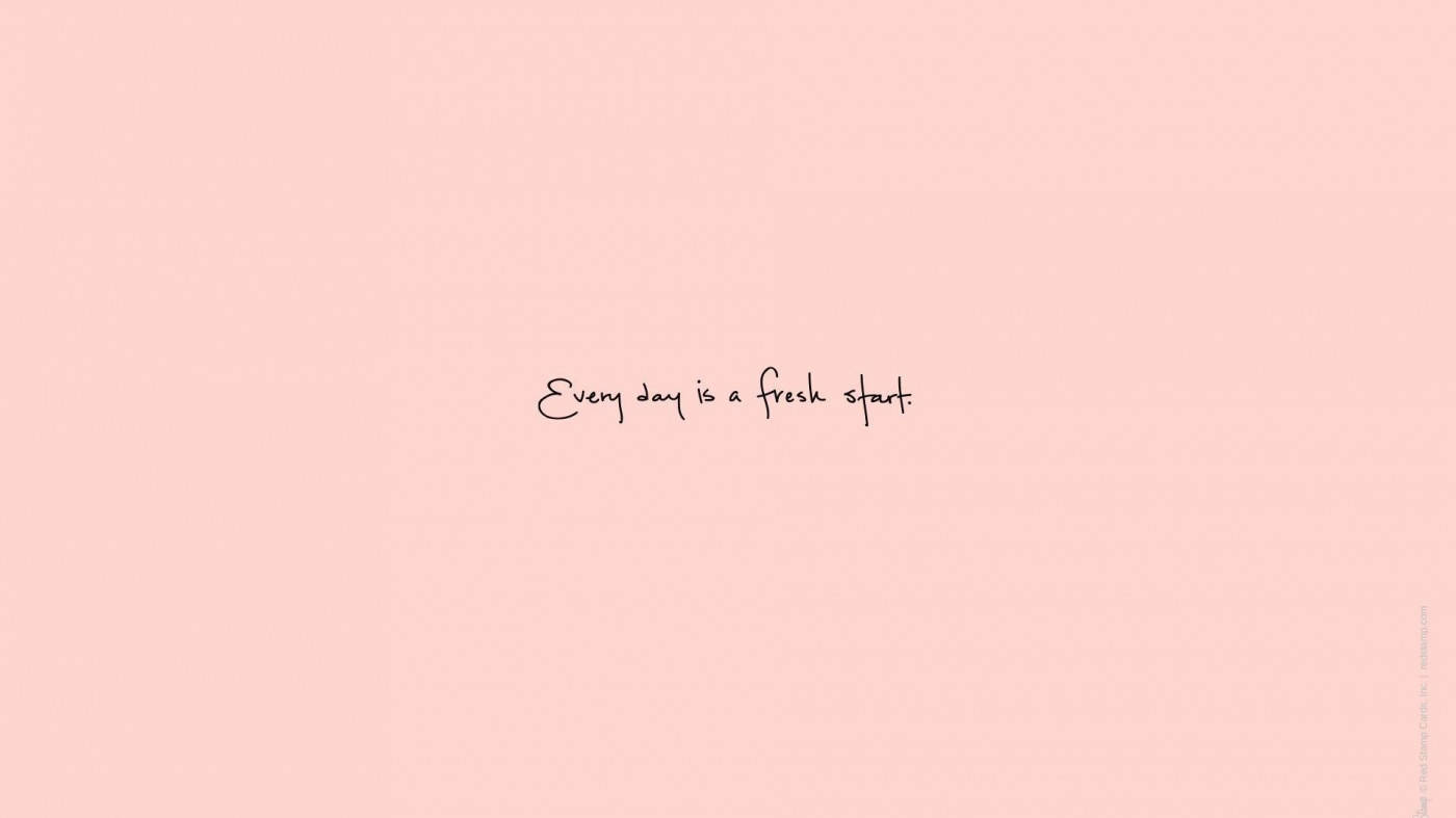 在柔和的粉紅色背景上手寫的引文「Every day is a fresh start」。