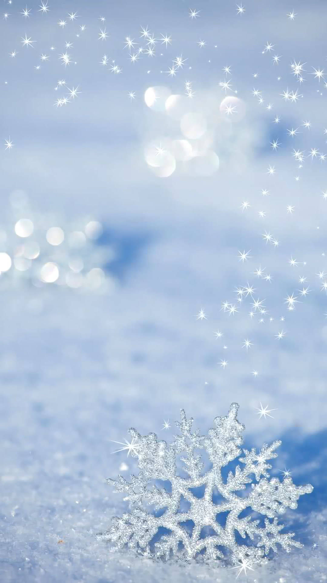 雪地上的詳細雪花，藍天中有閃爍的星星和散景燈光。