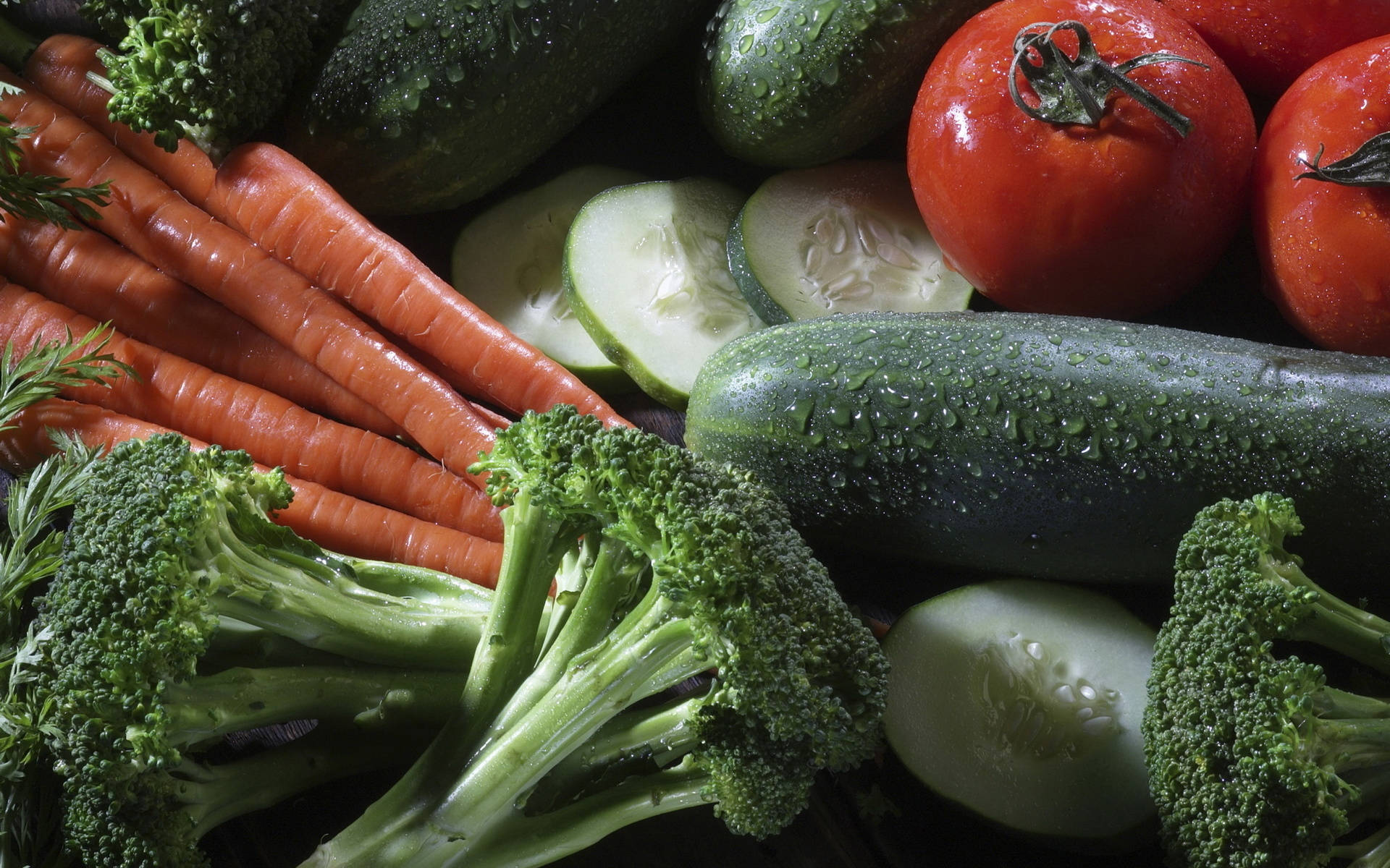 Vegetable 桌布 壁紙 — 新鮮充滿活力的蔬菜，如胡蘿蔔、西蘭花和青瓜，在特寫靜物中閃爍著露珠。