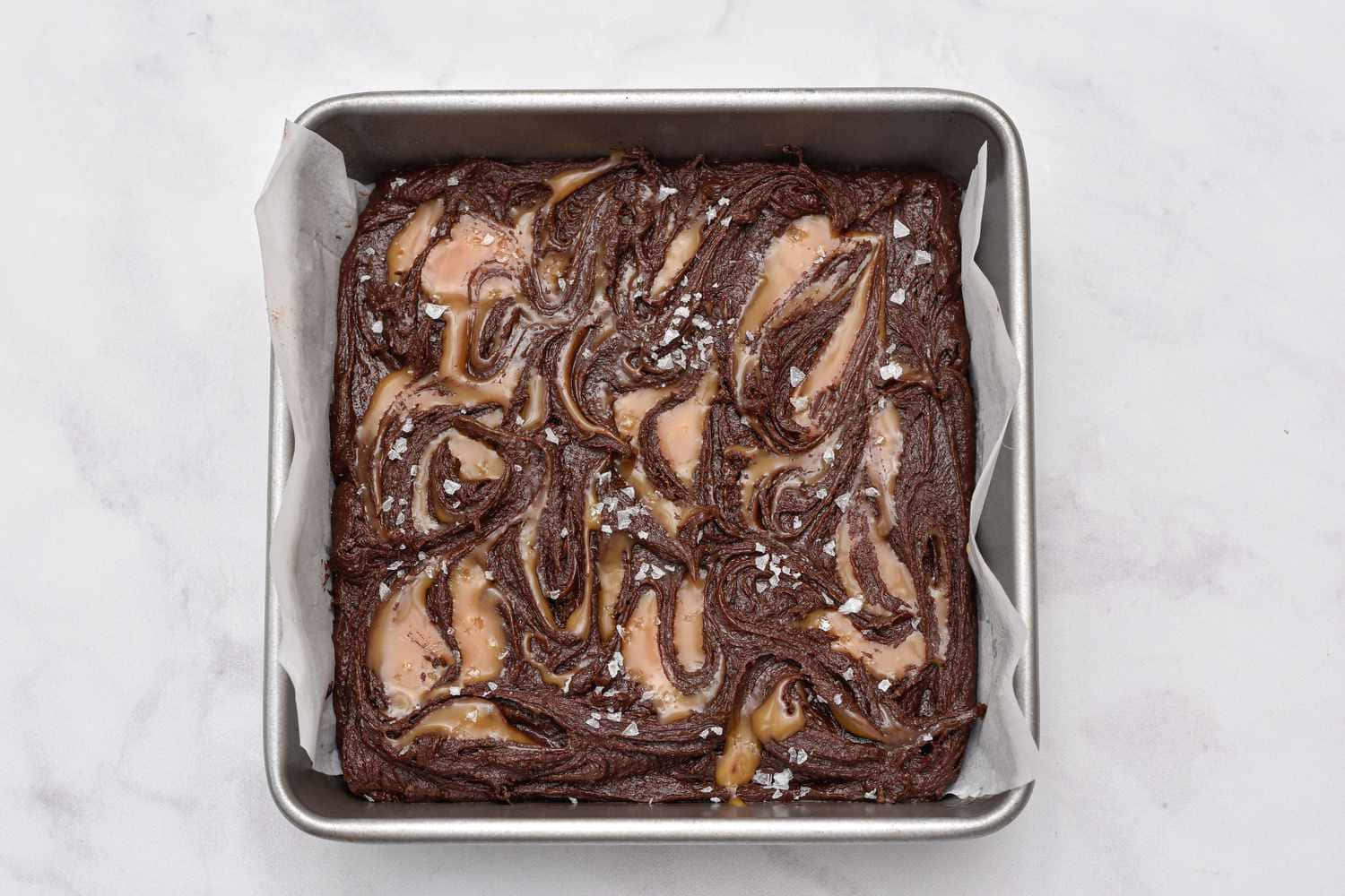 Caramel Brownie 桌布 壁紙 — 新鮮出爐嘅朱古力花生醬漩渦布朗尼，放喺金屬盤上，灑上薄片海鹽。