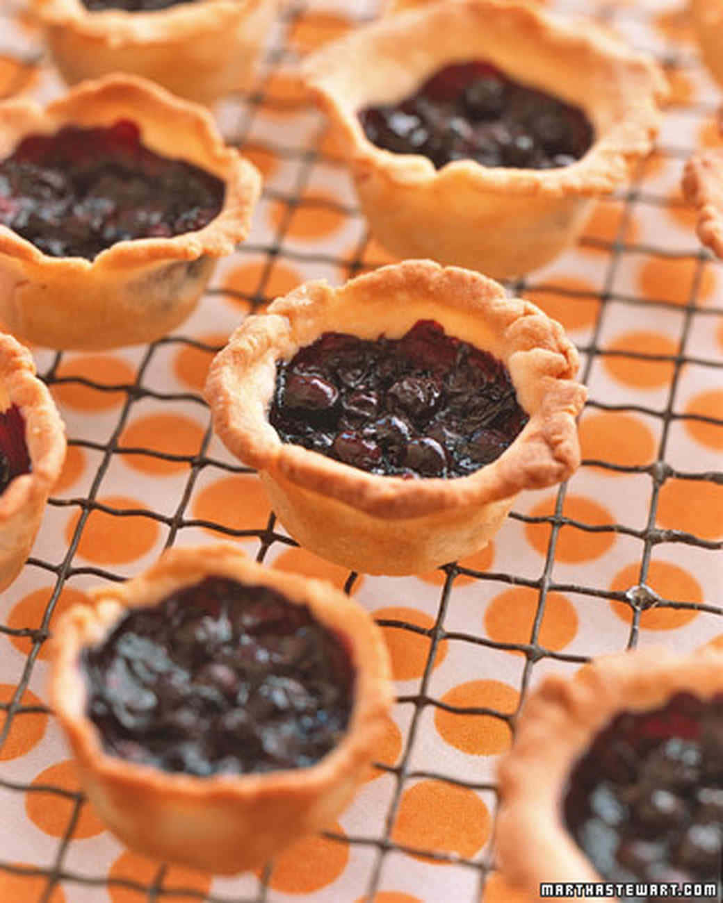 Blueberries Tart 桌布 壁紙 — 新鮮出爐的藍莓撻，金黃色外皮在橙色圓點鐵架上冷卻。