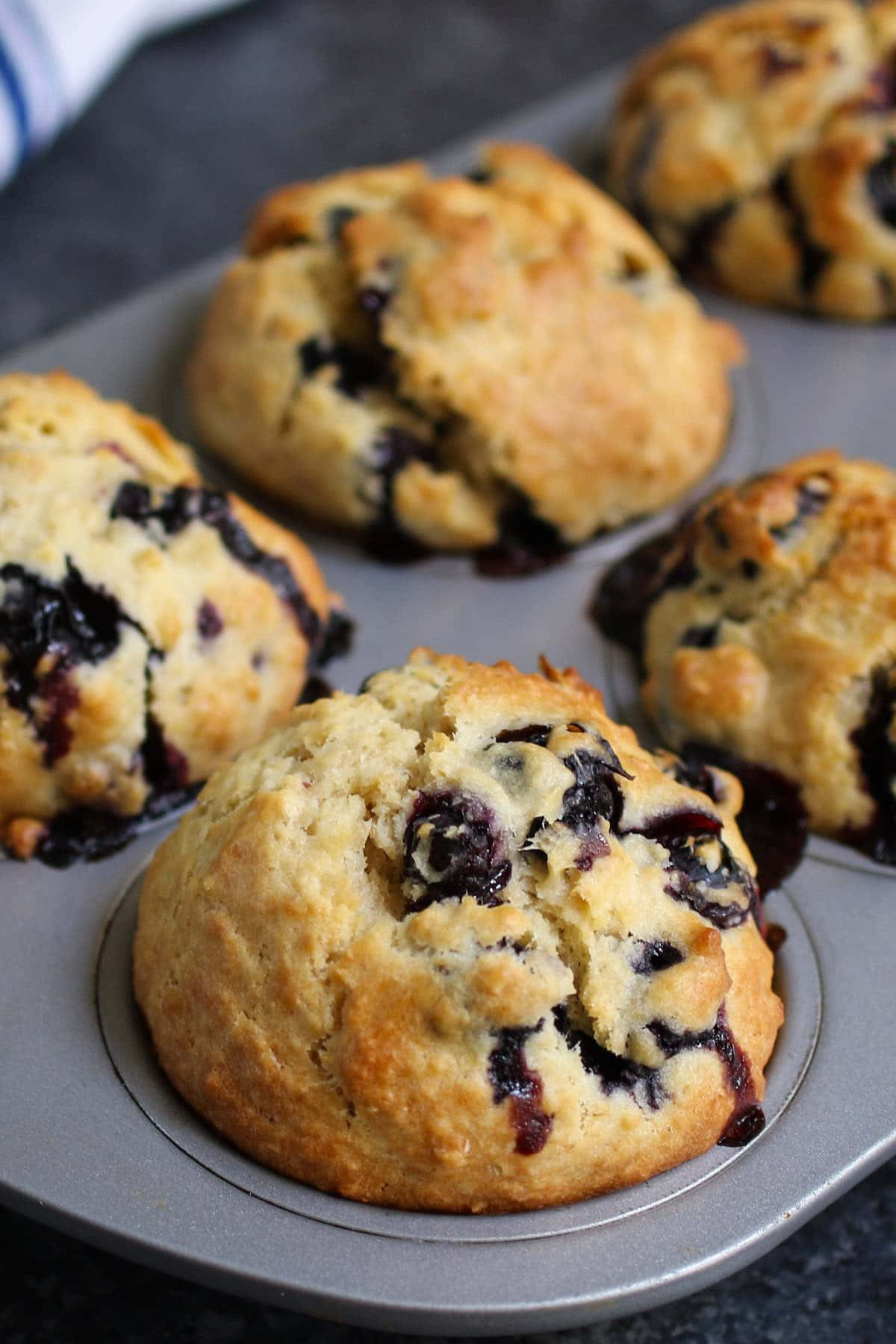 Blueberry Muffins 桌布 壁紙 — 新鮮出爐的藍莓鬆餅，金黃外皮，多汁莓果，放在金屬烤盤中。