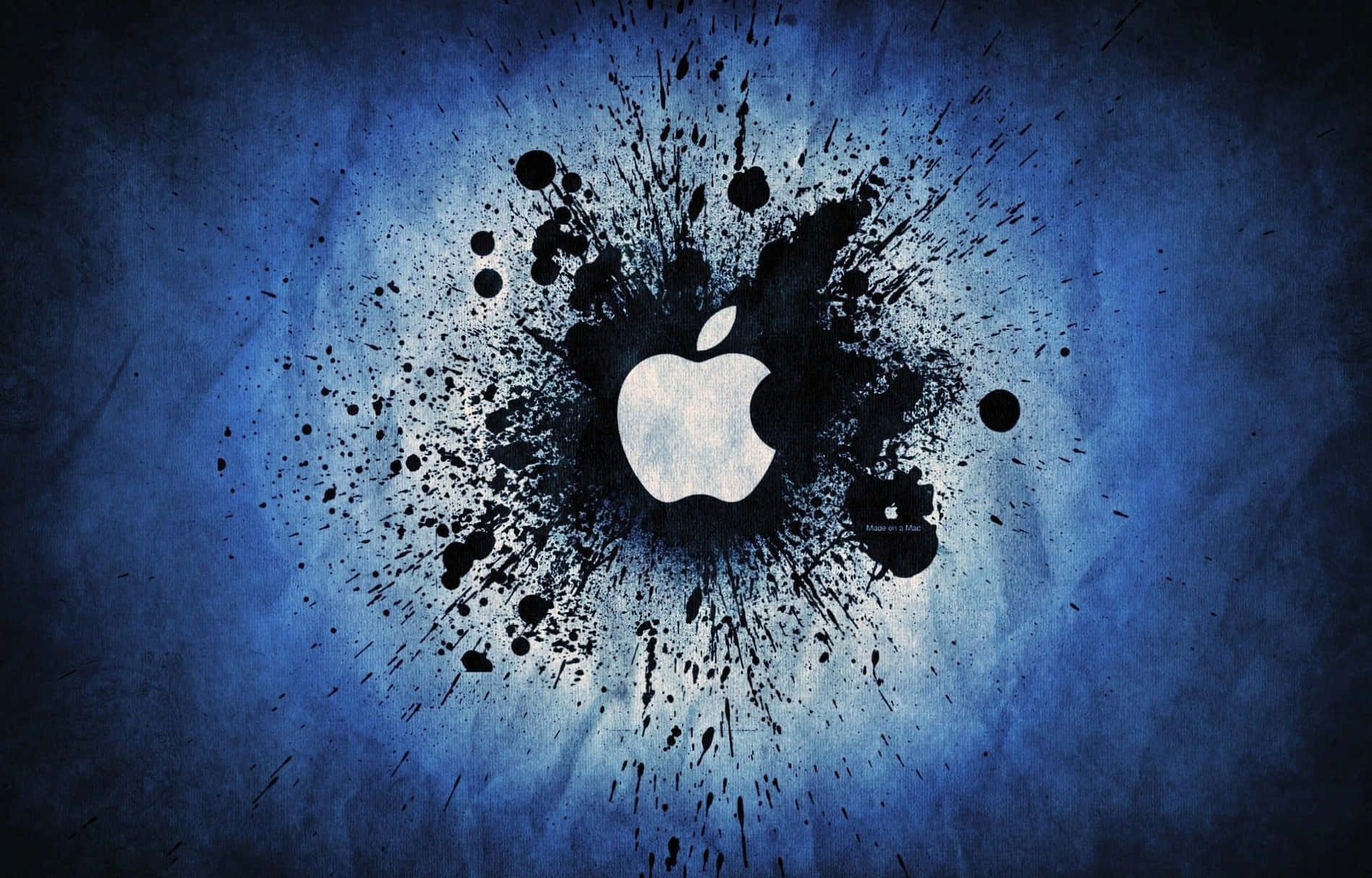 Apple標誌被黑色墨水飛濺環繞，置於藍色紋理背景上。