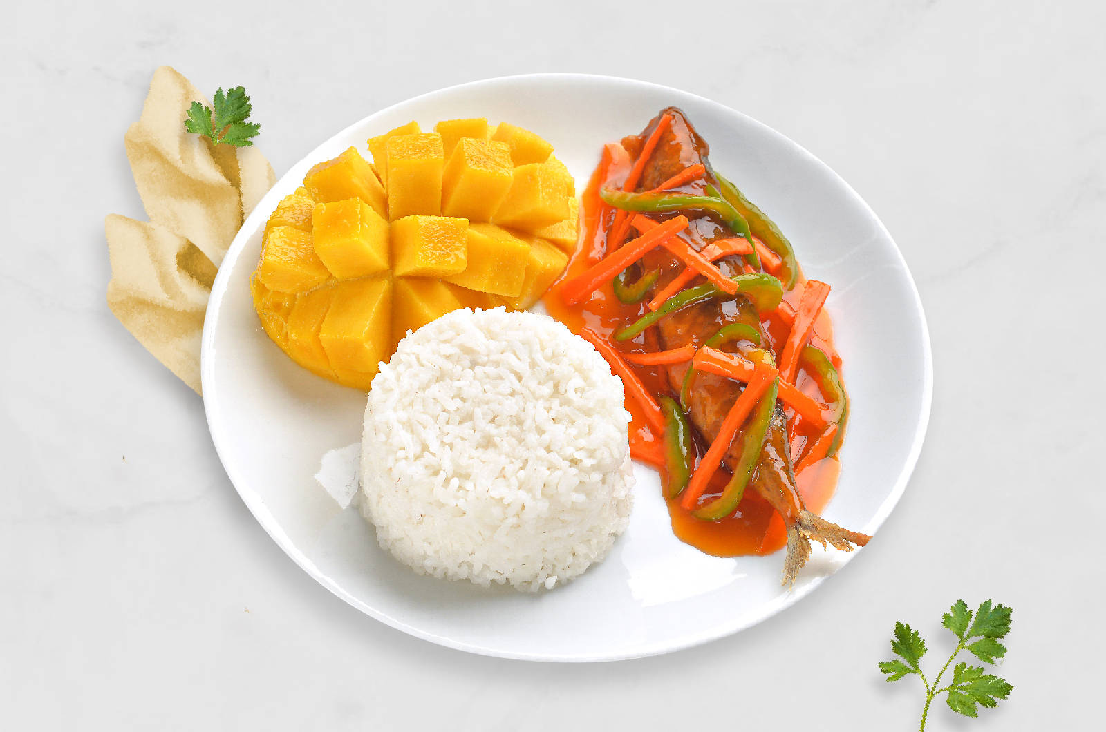 新鮮檸檬片特寫 壁紙 — 一隻白色碟子上有白飯、甜黃芒果片，以及一道帶有青椒的亮橙色魚料理。