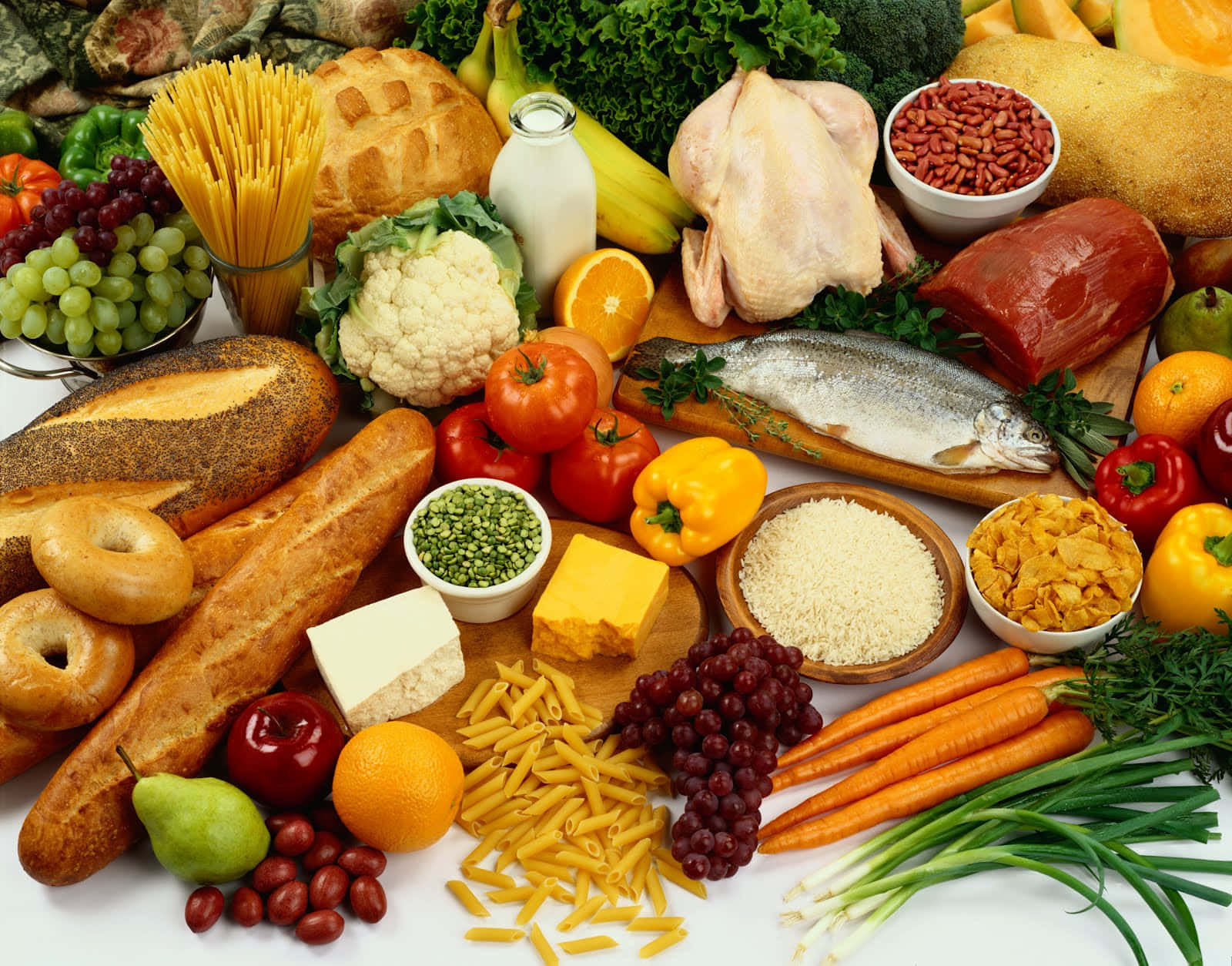 Winter Food 桌布 壁紙 — 新鮮水果、蔬菜、肉類、穀物和乳製品色彩繽紛的組合，構成充滿活力的食物構圖。