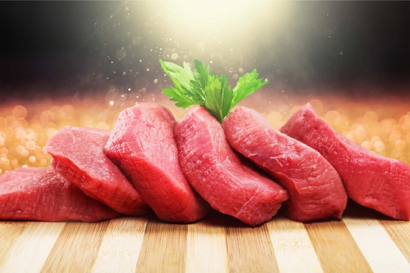meat 桌布 壁紙 — 新鮮生牛肉塊擺放在木板上，配以一枝歐芹和背景中溫暖的散景燈光。