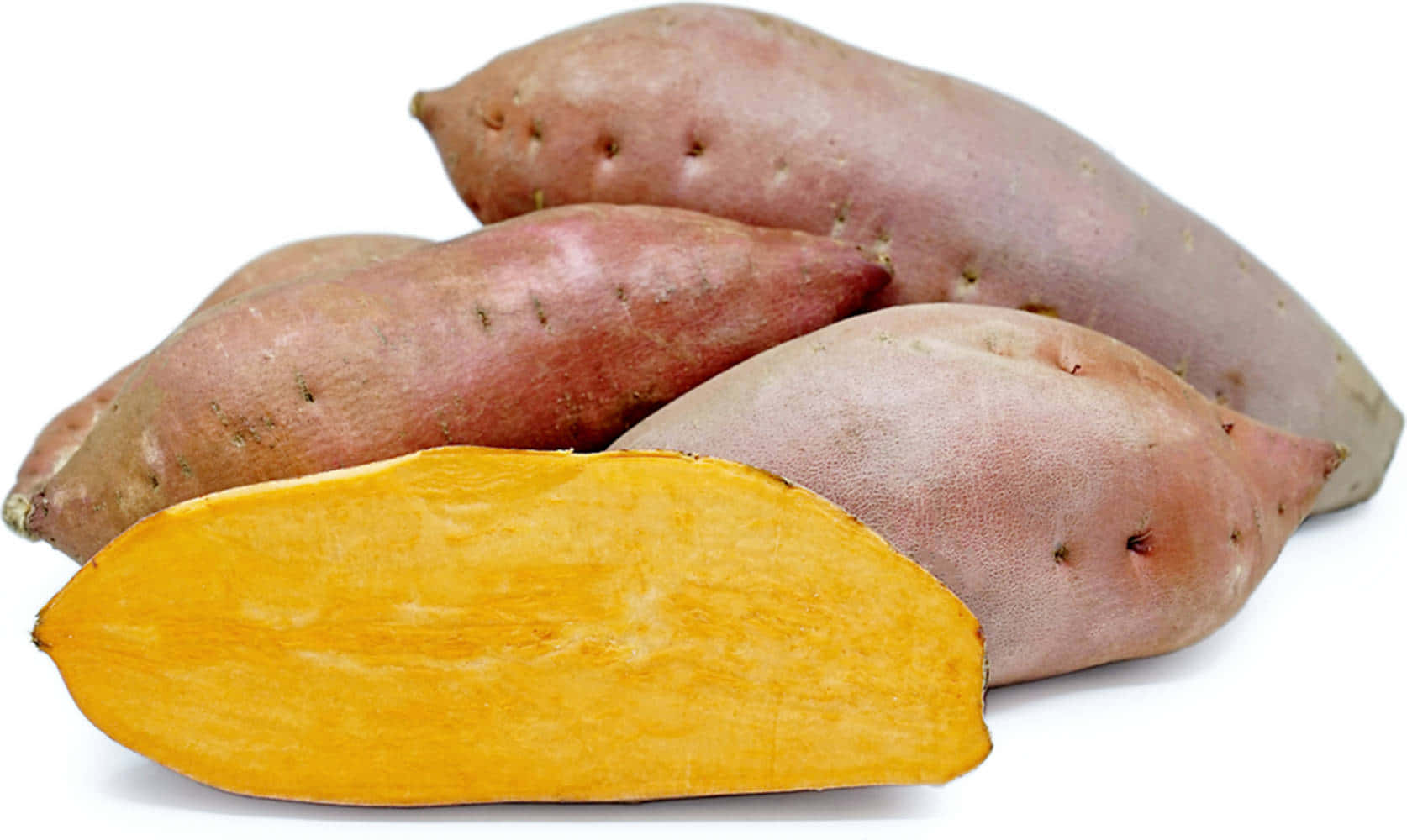 Yellow Sweet Potato 桌布 壁紙 — 新鮮番薯，帶有鮮豔的橙色果肉和樸實的微紅色外皮，排列在乾淨的白色背景上。