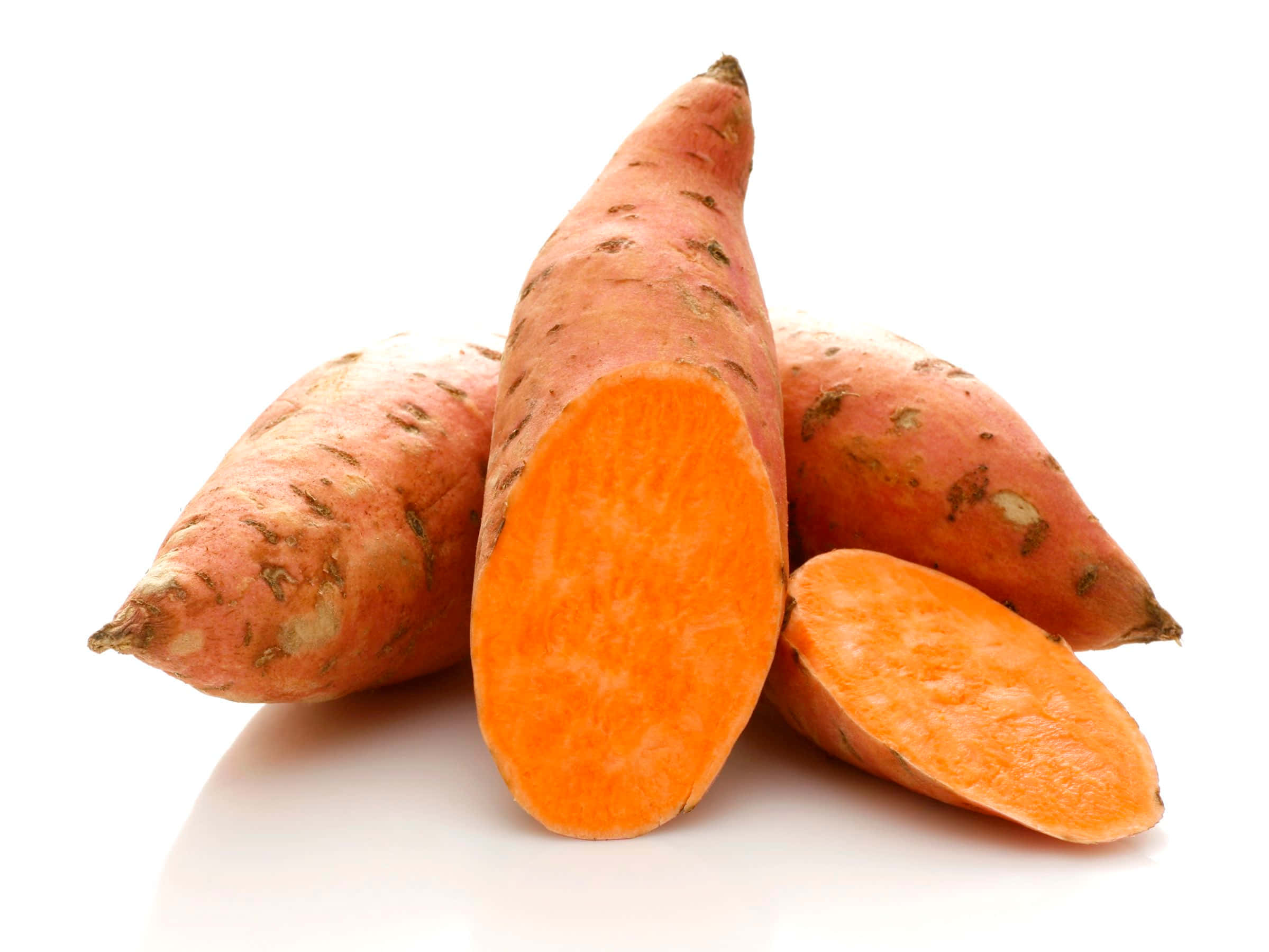 Yellow Sweet Potato 桌布 壁紙 — 新鮮的番薯，帶有鮮豔的橙色果肉和樸實的皮，排列在乾淨的白色背景上。