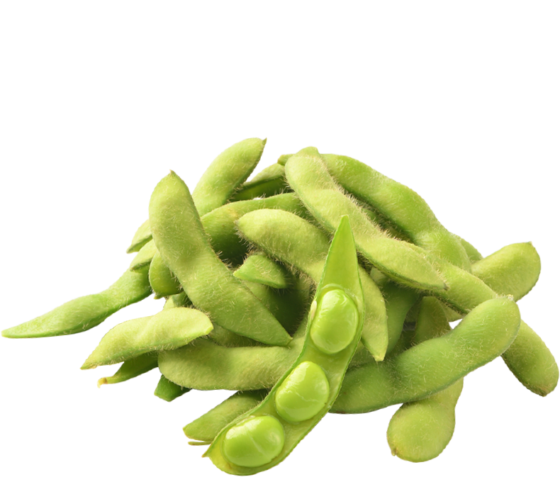 新鮮秋田縣毛豆豆莢 壁紙 — 一堆新鮮的綠色毛豆莢，其中一個裂開，露出飽滿的豆子，襯托在黑色背景上。