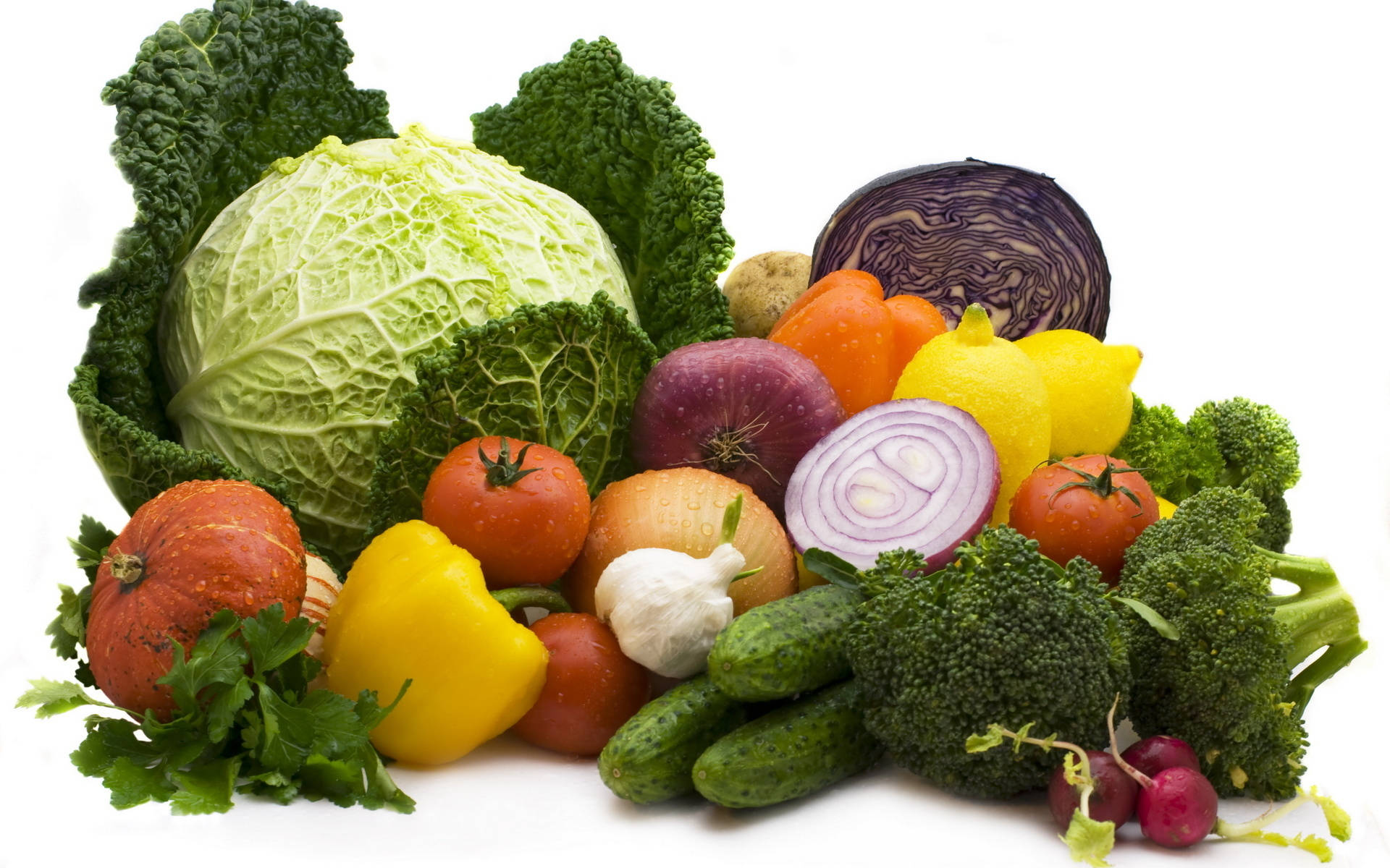 Vegetable 桌布 壁紙 — 新鮮蔬菜的鮮豔組合，包括椰菜、西蘭花和番茄，排列在潔淨的白色背景上。