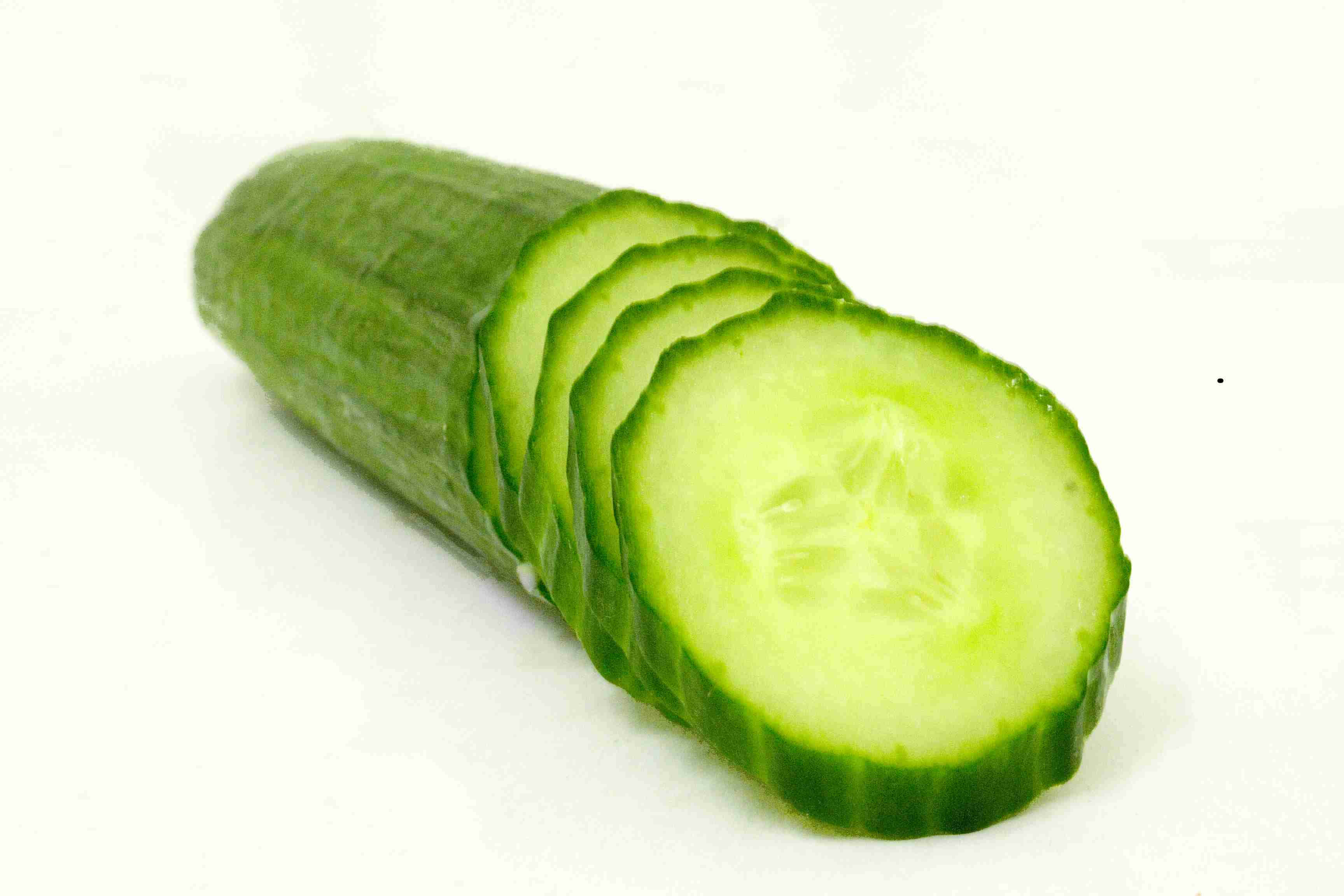 cucumber 桌布 壁紙 — 新鮮青瓜配脆片，在潔白背景上露出淡色內部。