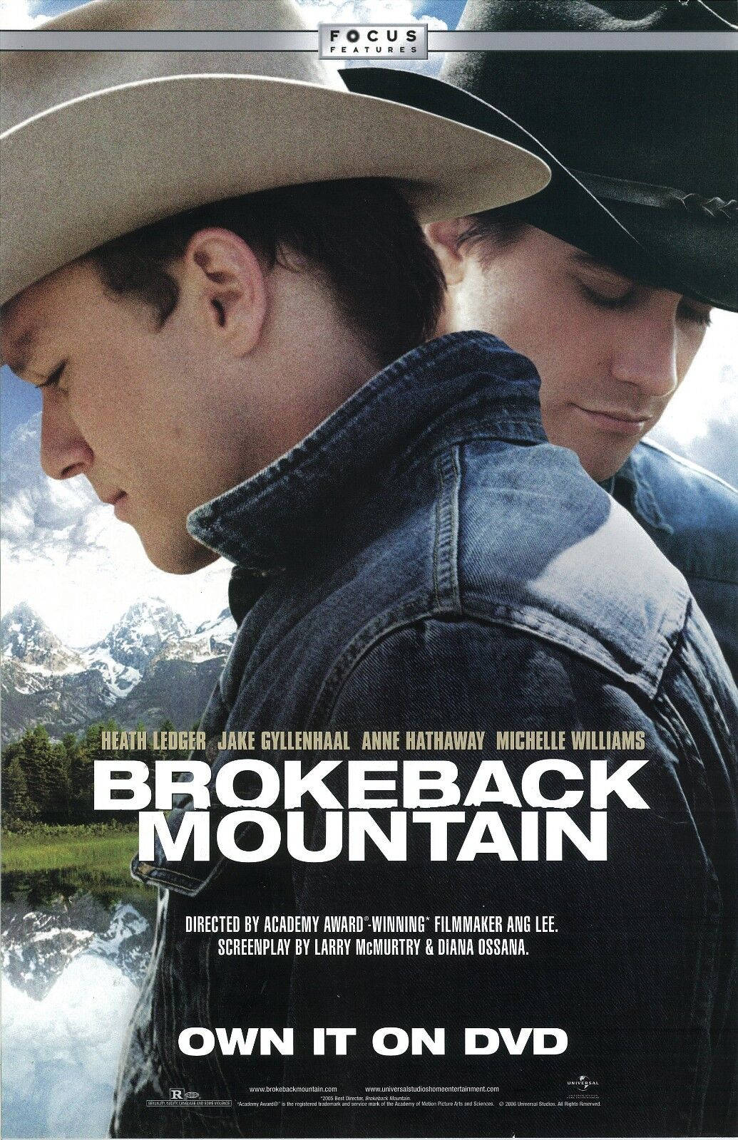 《斷背山》戲院上映海報 壁紙 — 兩個戴牛仔帽的男人緊靠在一起，背景是白雪覆蓋的山脈和反射的湖泊。