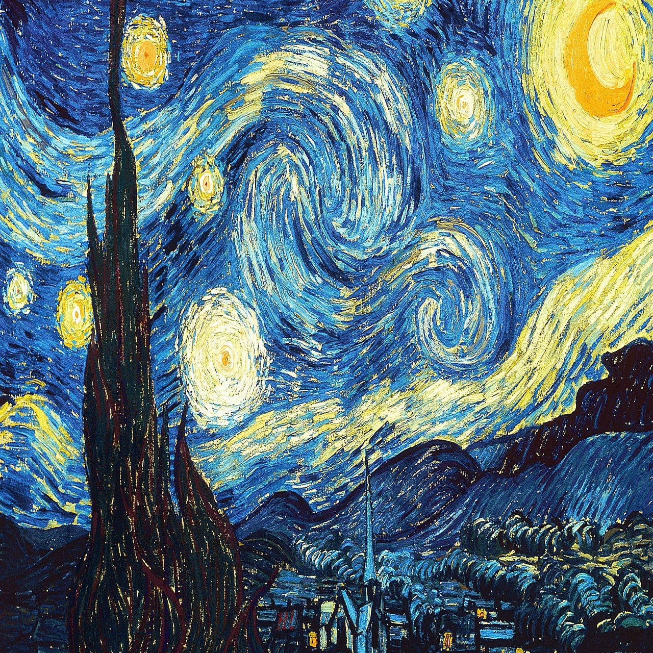 在旋轉的夜空下，扭曲的星星和月亮位於一個有高大柏樹的村莊上方。
