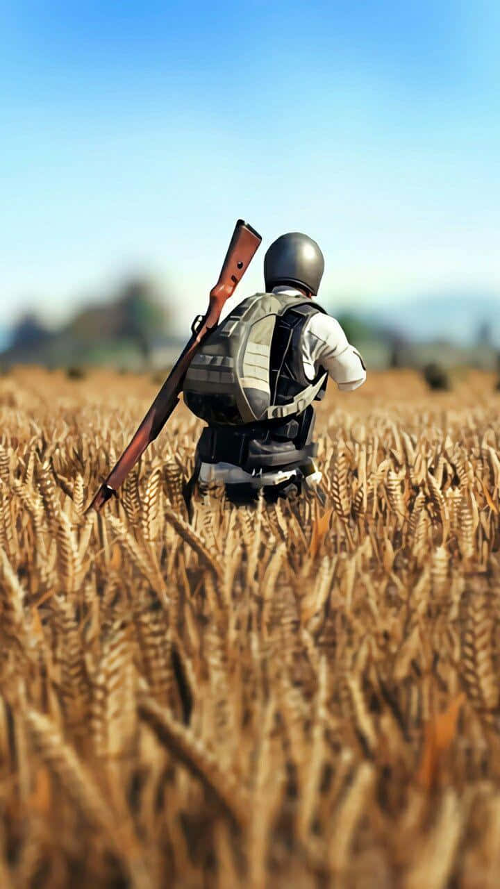 持步槍的士兵走過麥田