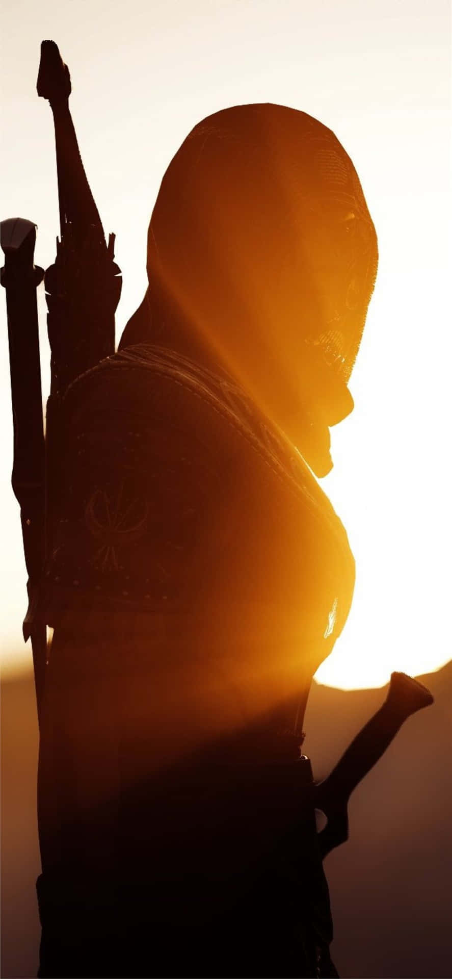 剪影戰士在夕陽下持武器