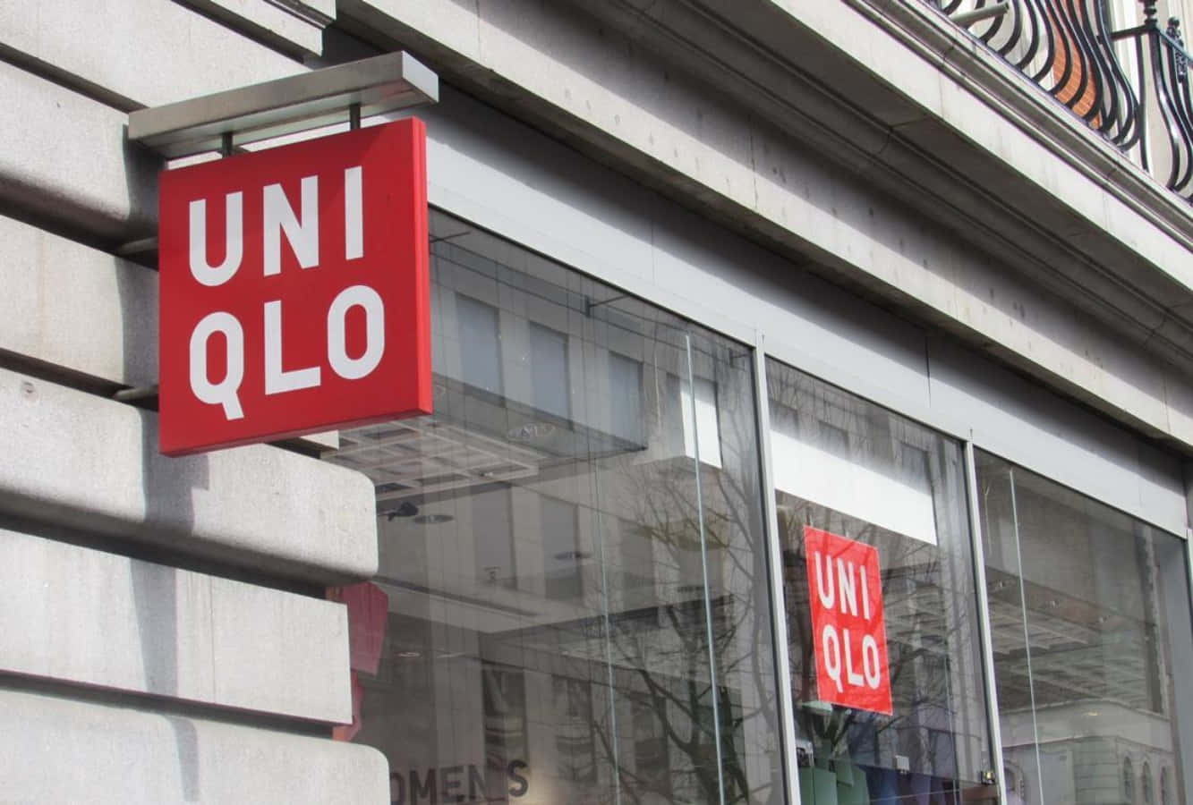 Uniqlo商店標誌在帶有玻璃窗的現代建築上。