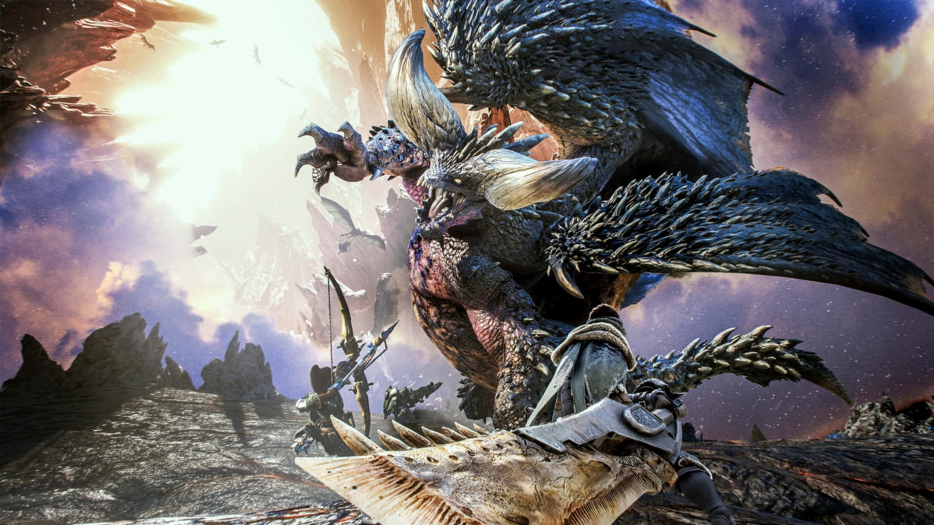 於《怪物獵人：世界》中狩獵巨型怪物 壁紙 — 一隻巨大的裝甲怪物，長有帶刺的翅膀和角，在戲劇性的天空下咆哮，而手持弓箭和劍的獵人準備發動攻擊。