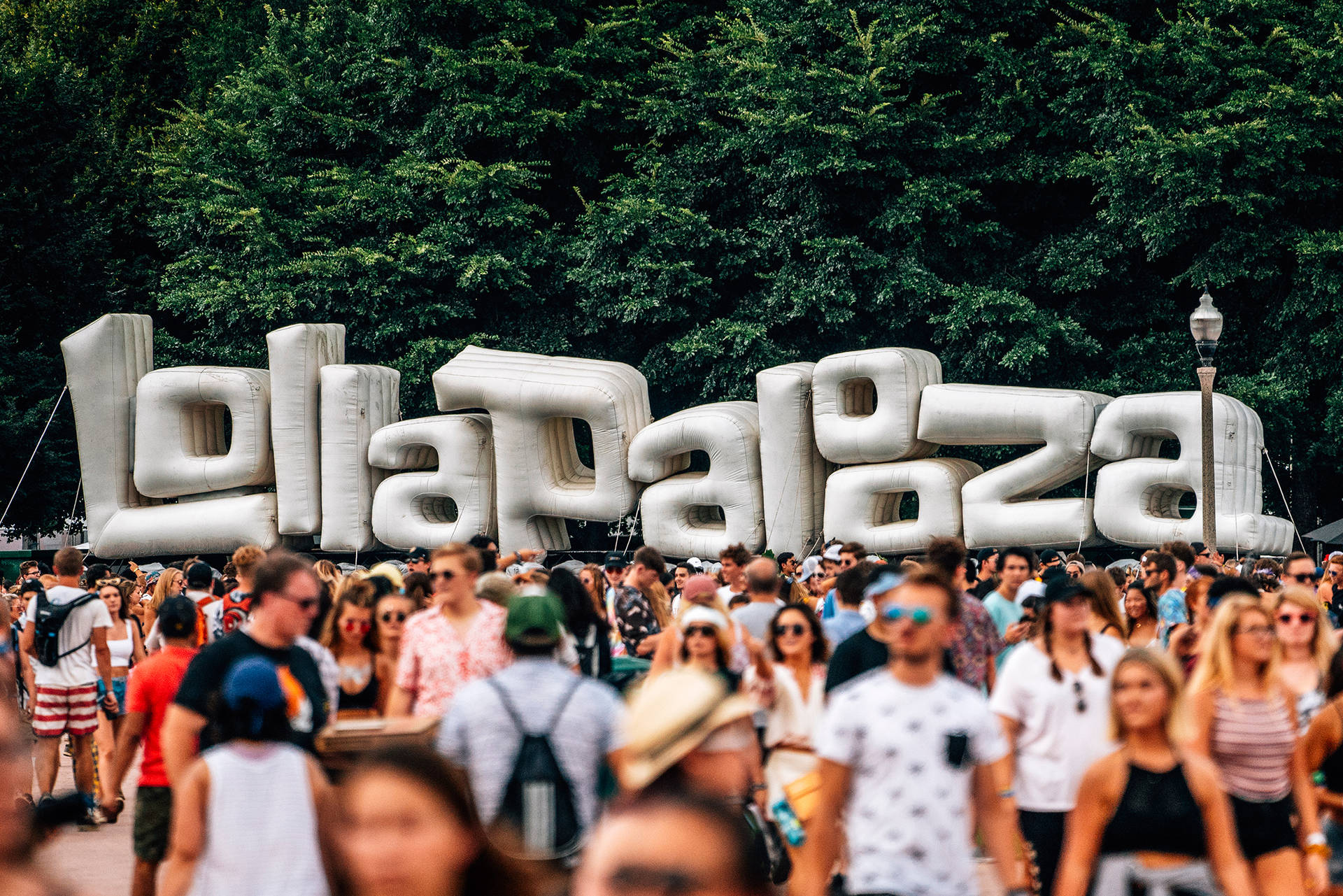 人們在大型充氣標誌下的Lollapalooza音樂節。