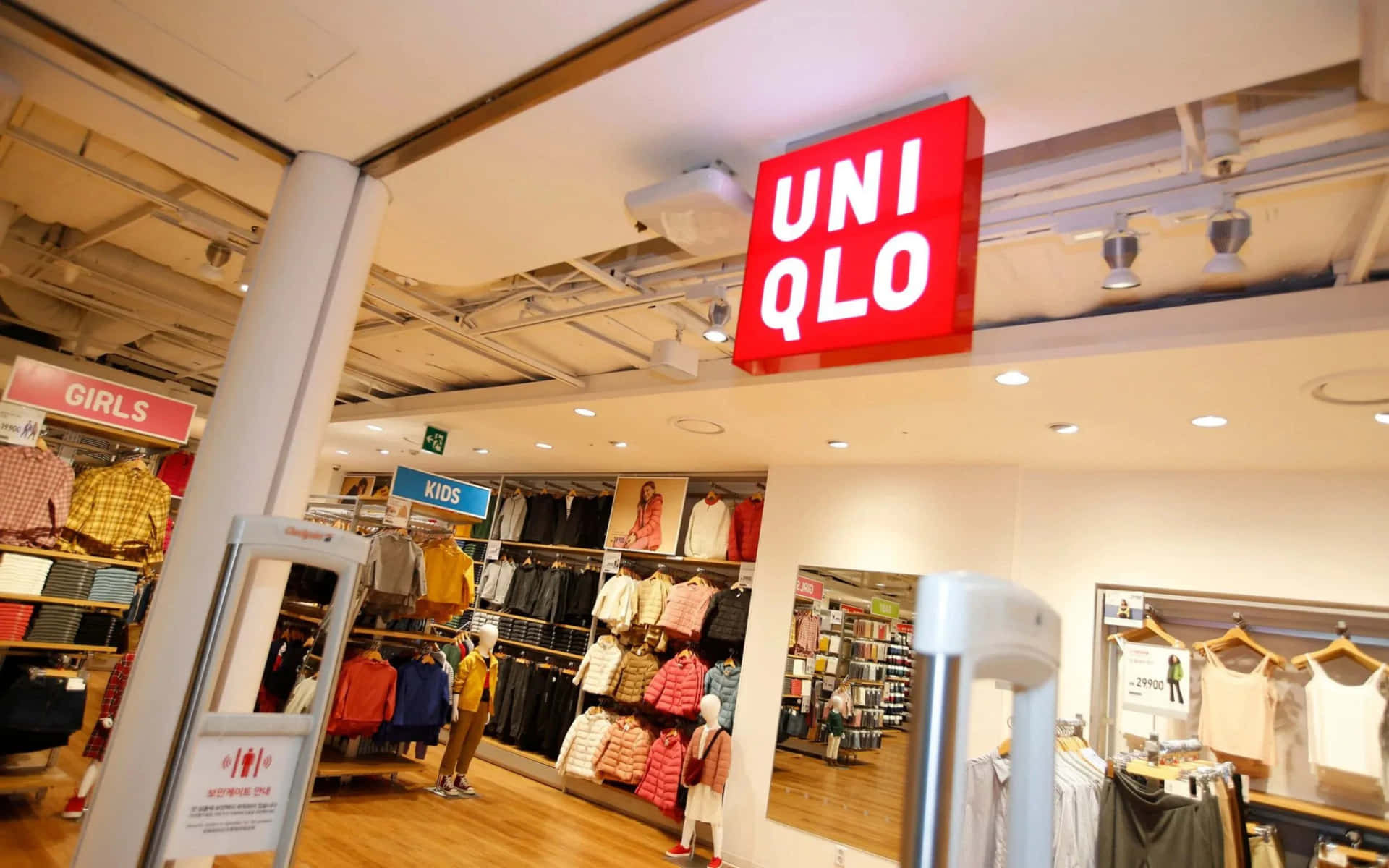 UNIQLO服裝店內部，陳列架和招牌。