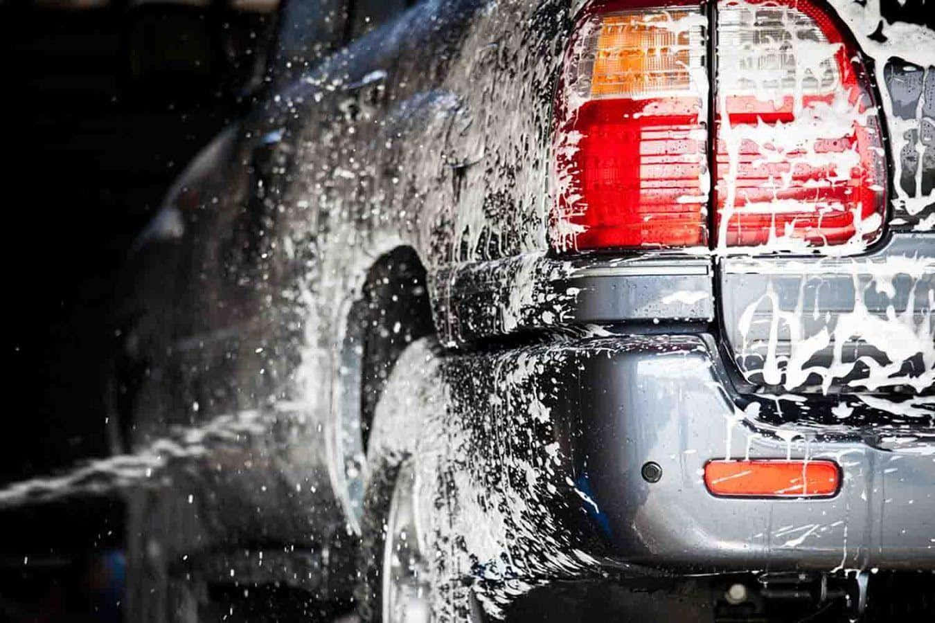 洗車期間被肥皂水覆蓋的銀色SUV。