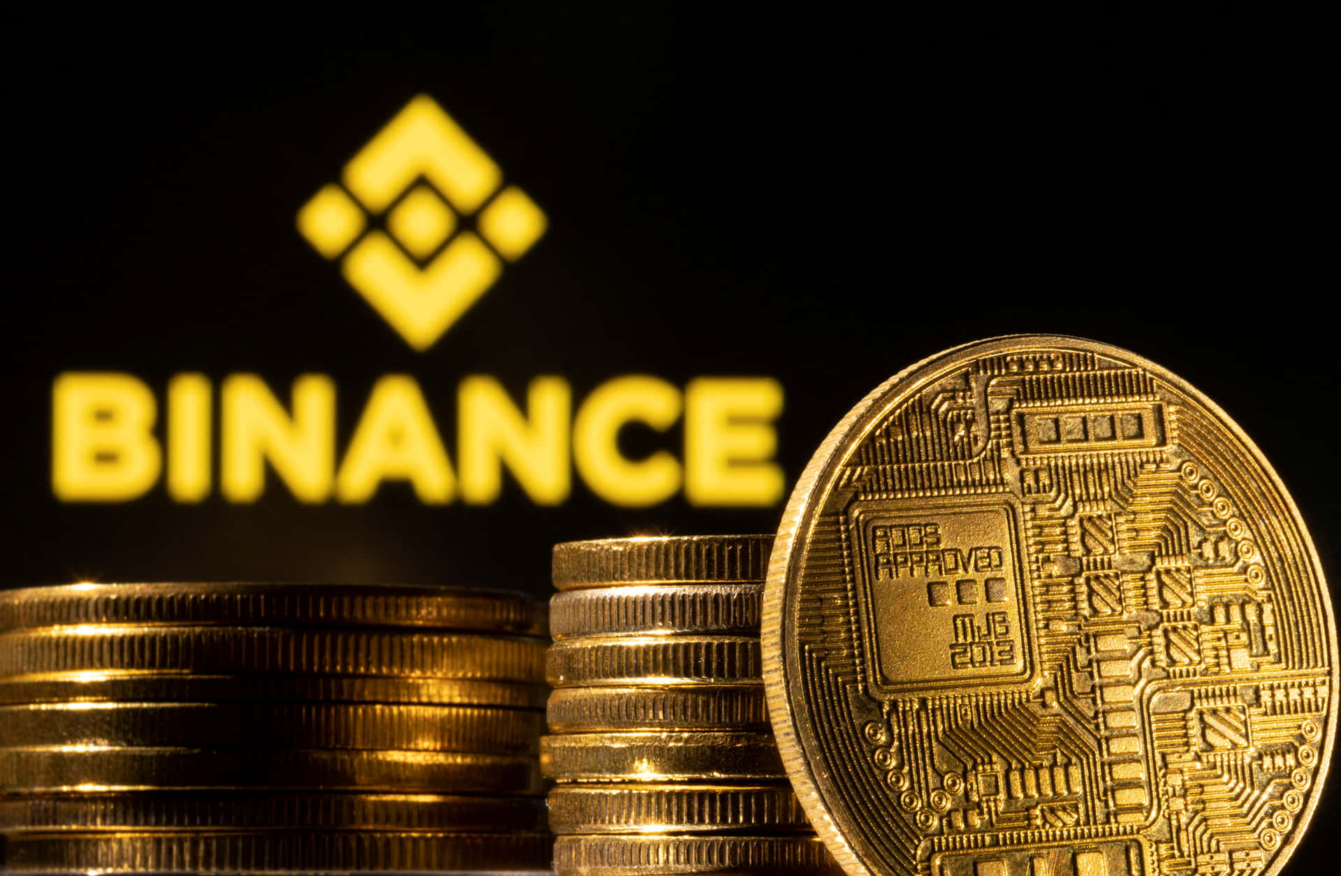 一堆金幣，背後有發光的 Binance 標誌。