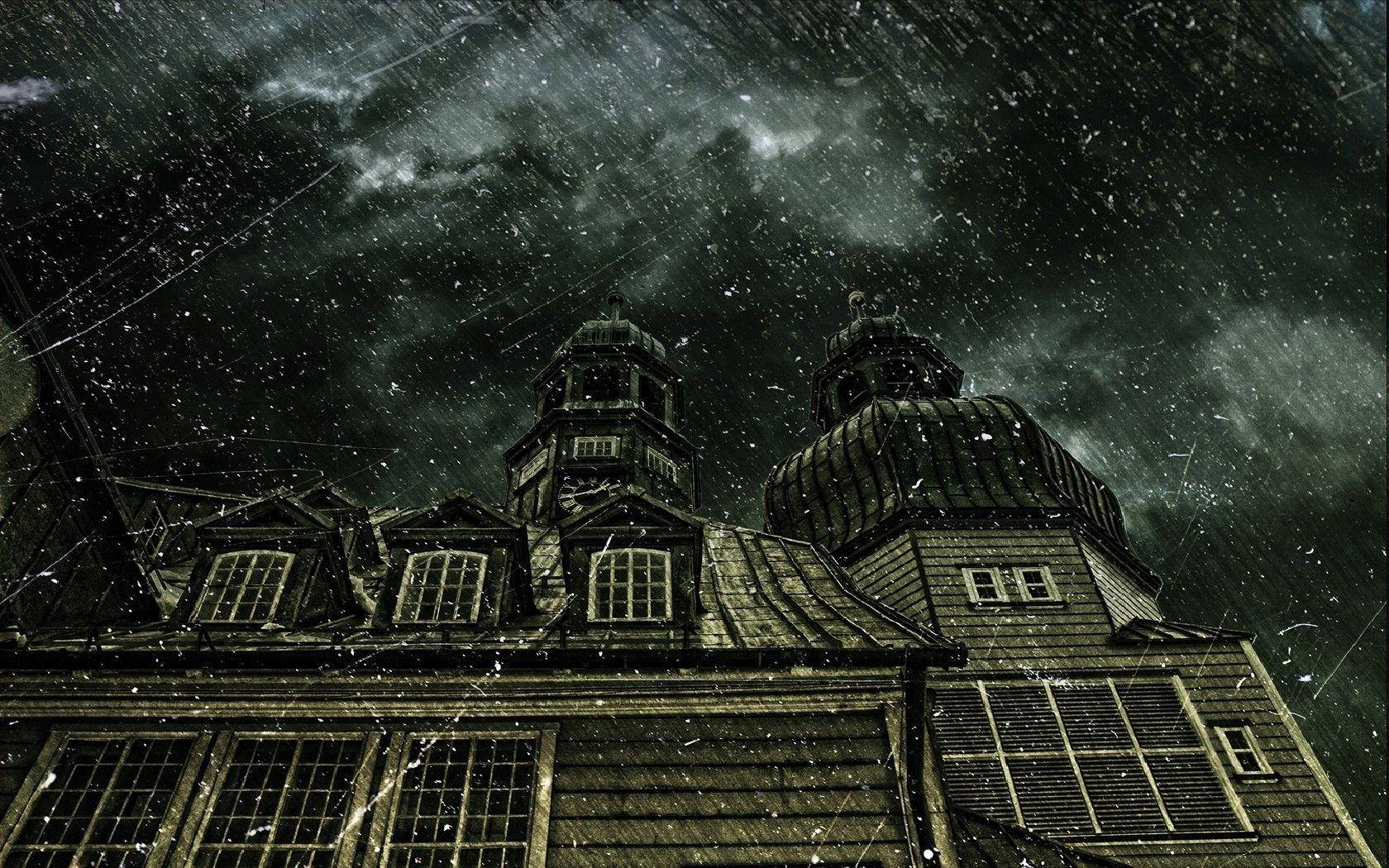 暴風雨夜空下，大雪紛飛的積雪教堂。